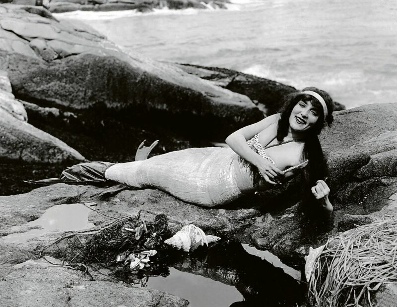 Uimaritähti viettelevänä merenneitona mykkäfilmissä Queen of the Sea (1918). © All Over Press