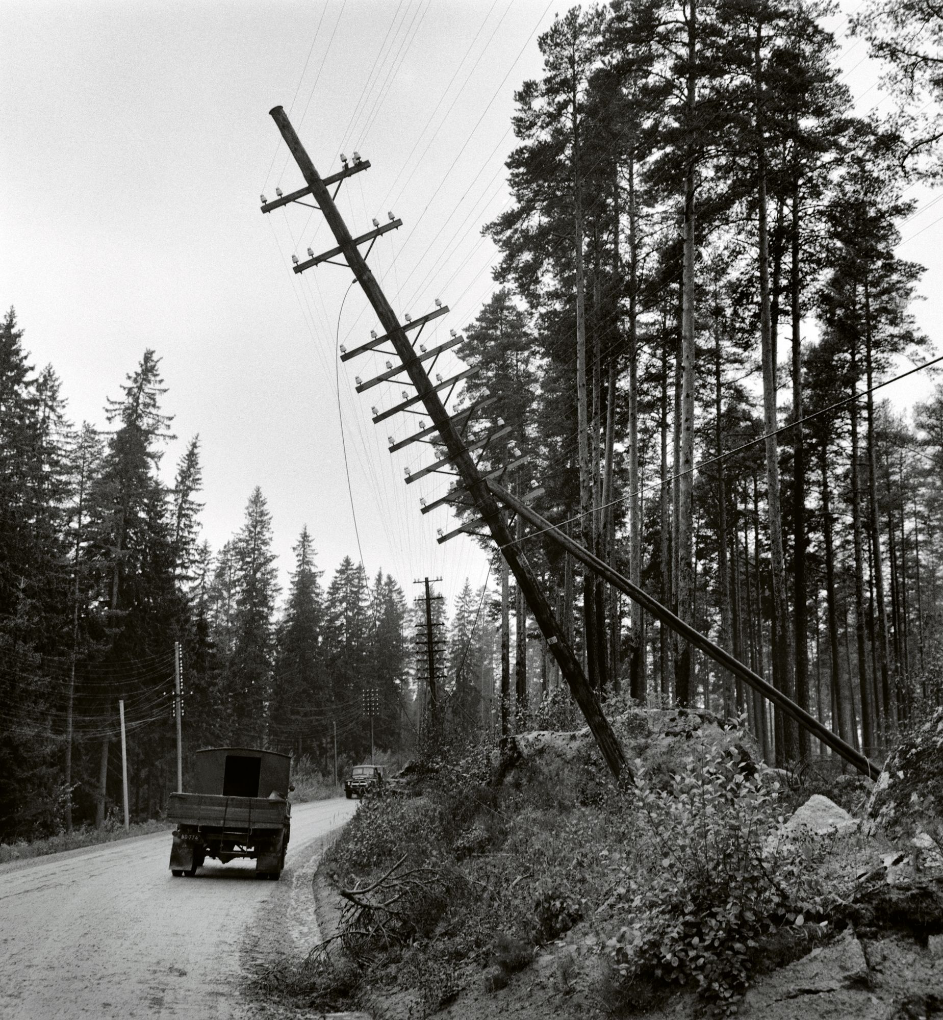 Sähköpylväitä kaatui ja sähköt katkeilivat laajoilla alueilla. © Lehtikuva