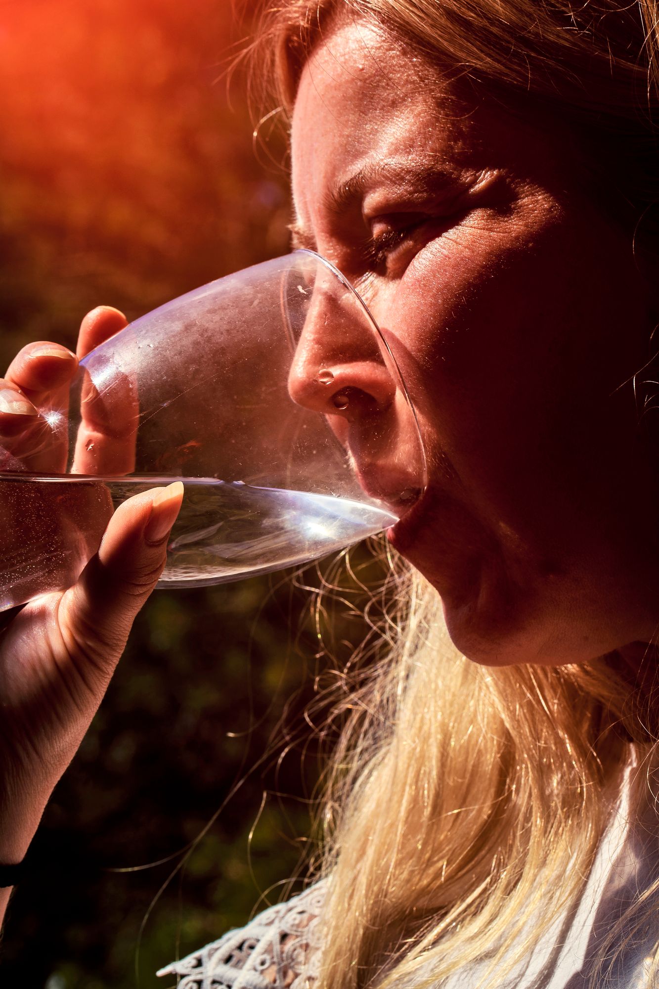 Karoliina Wahlsten juo runsaasti vettä ja käy viilentymässä suihkussa helpottaakseen oloaan kuumassa asunnossa. © Jonne Räsänen