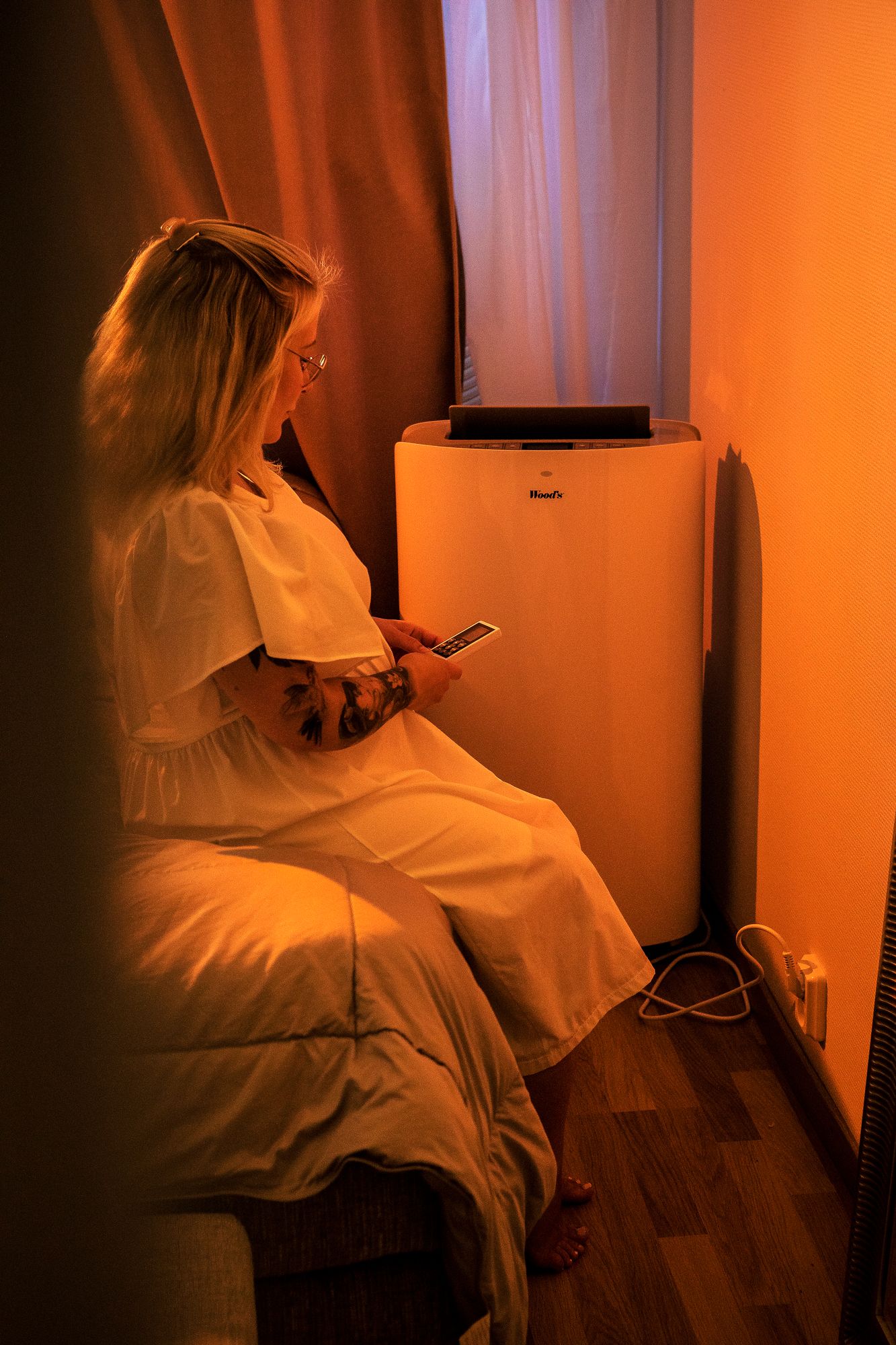 Savonjousen makuuhuoneen lämpötila pysyy aisoissa yli 600 euroa maksaneen siirrettävän ilmastointilaitteen avulla. Perheelliselle investointi oli iso, eikä hän näe mahdolliseksi toisen hankkimista olohuoneeseen. © Jonne Räsänen