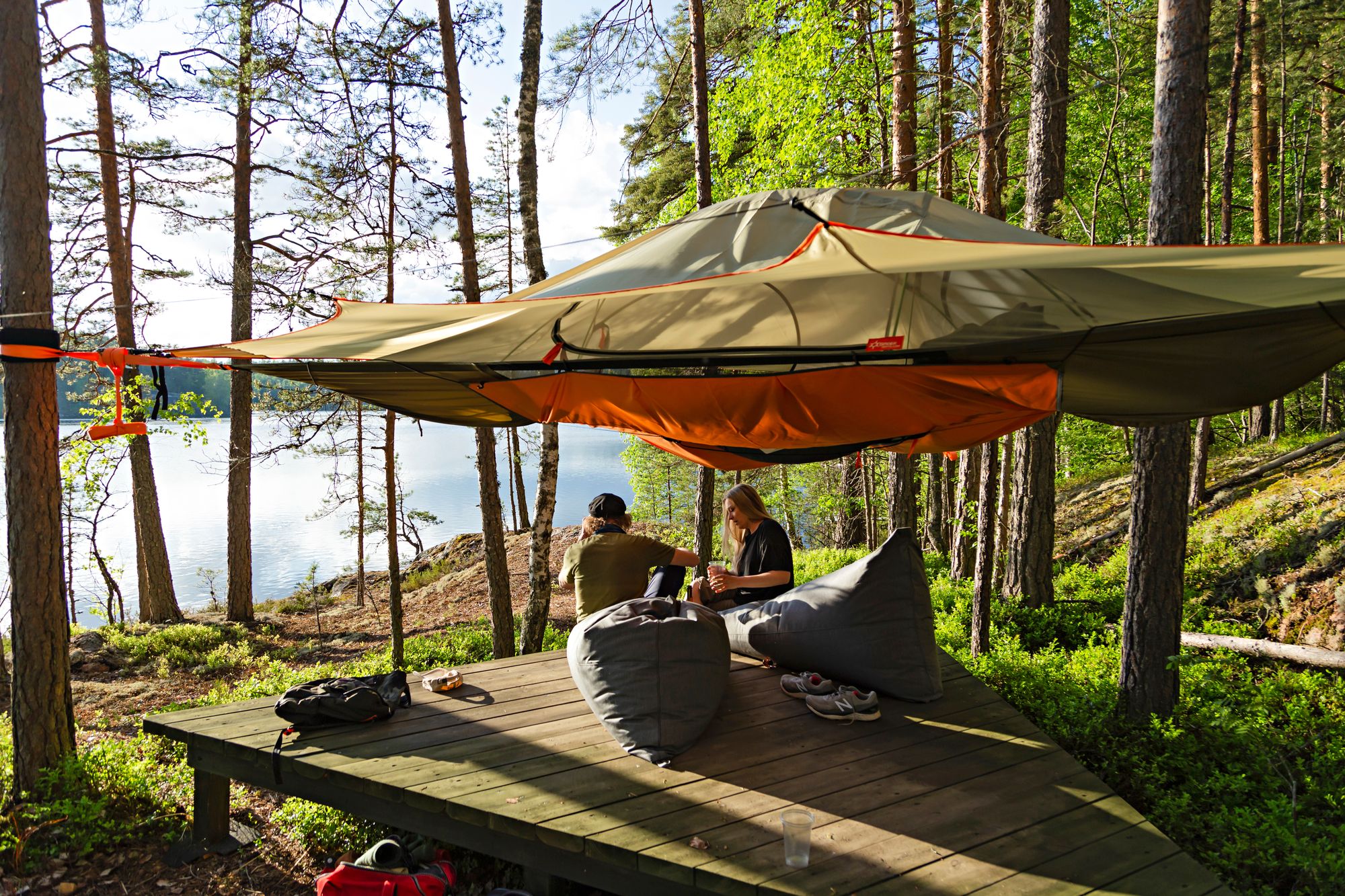 Teltan alle asennetulla puisella deskillä on viihtyisää viettää kaunista kesäiltaa. © Anna-Karoliina Pelto