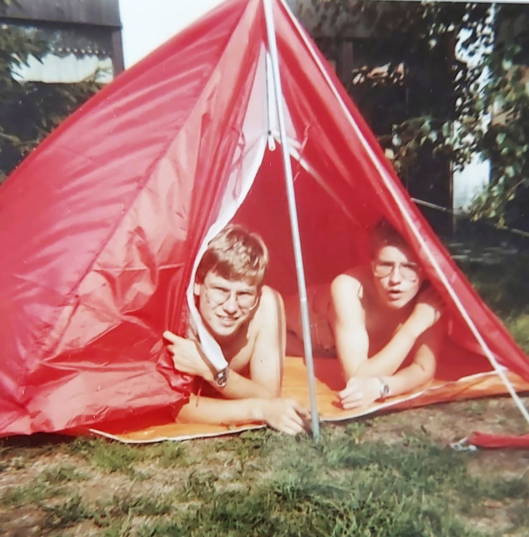 ”Treenasin teltan pystytystä pikkuveljeni kanssa interrail-matkaani varten vuonna 1981.” © Petrin kotialbumi