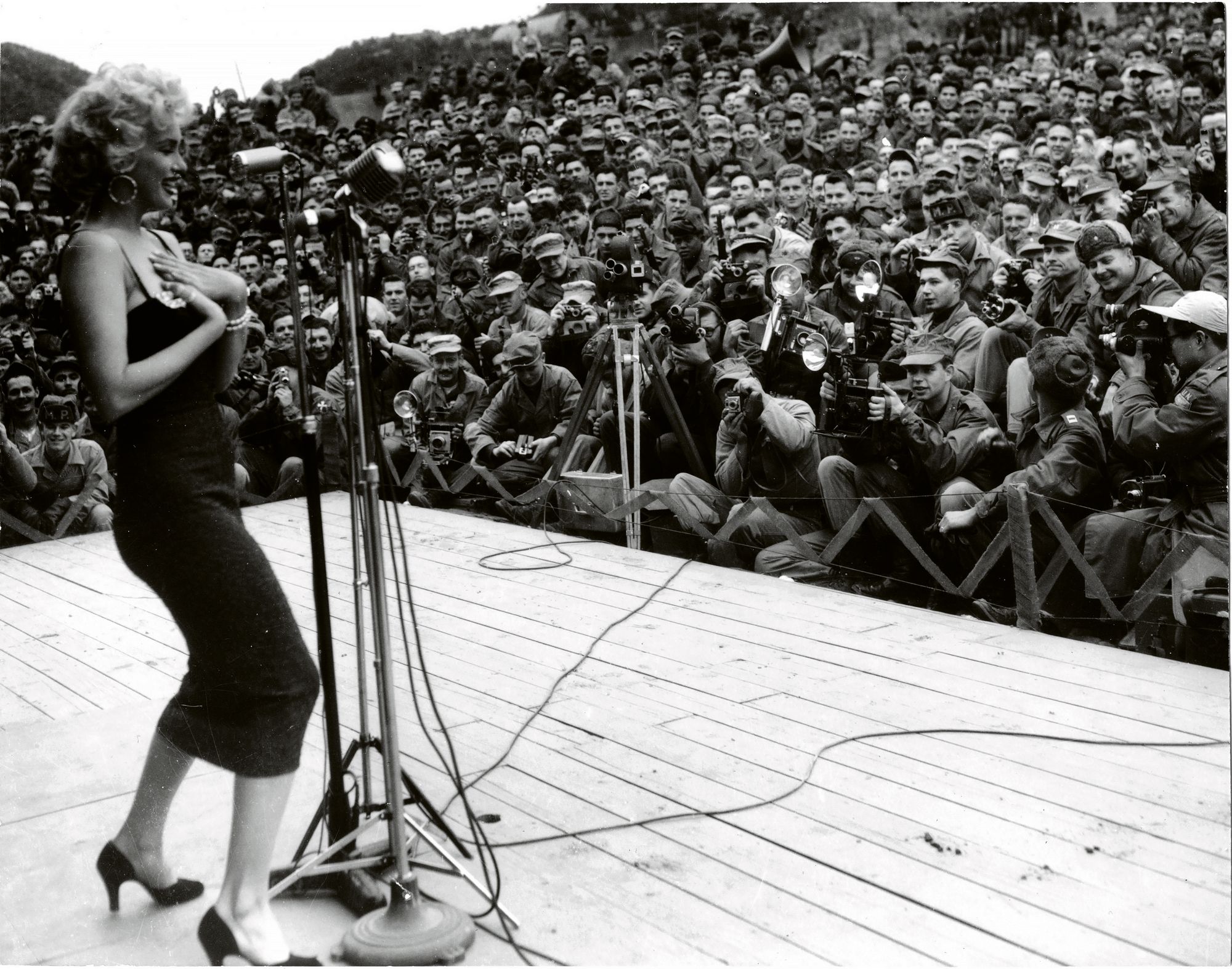 Marilyn Monroe viihdyttämässä Koreassa komennuksella olleita amerikkalaissotilaita vuonna 1954. Esiintymismatkasta tuli valtaisa menestys. © All Over Press