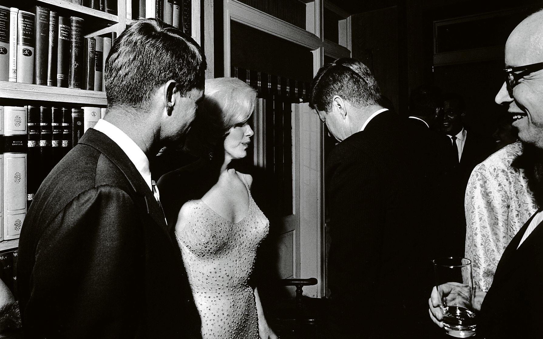 Marilyn Robert Kennedyn (vas.) ja Jack Kennedyn (oik.) kanssa presidentin syntymäpäivägaalassa toukokuussa 1962. © public domain sourced / access rights from Zuri Swimmer / Alamy Stock Photo