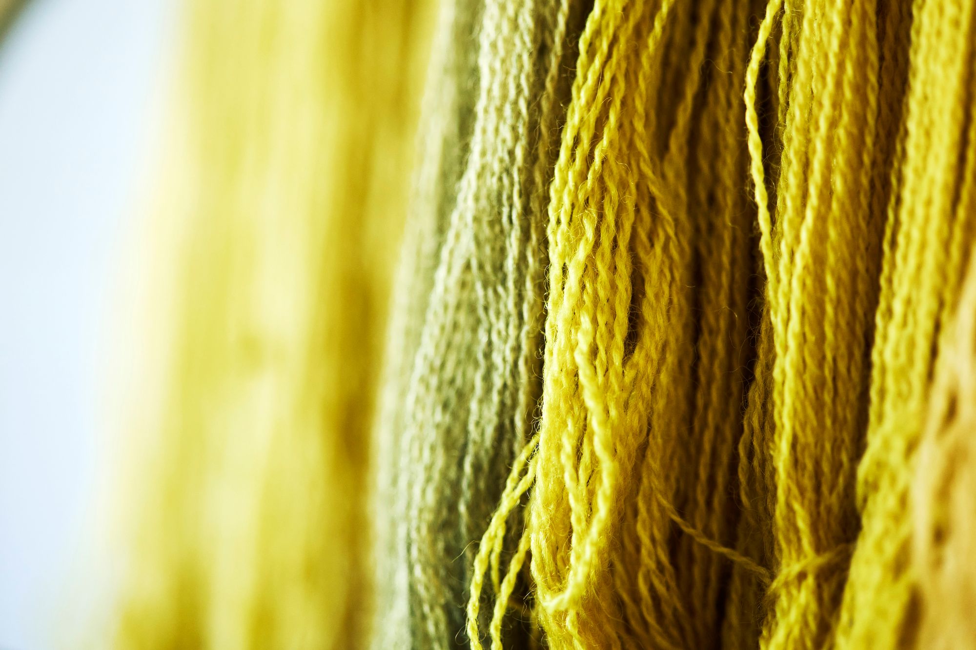 Luonnonväreillä värjättyjen lankojen värisävyt sointuvat kauniisti yhteen. © Sara Pihlaja