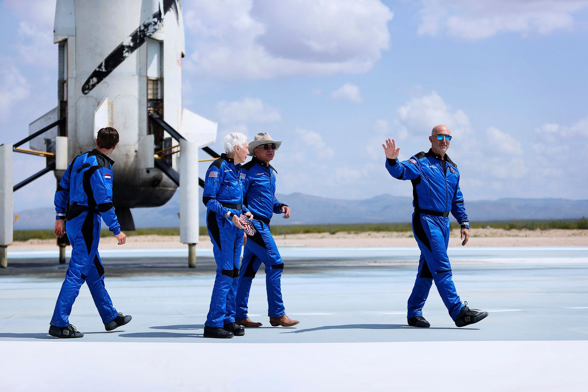 Miljardööri Jeff Bezos kävi avaruudessa ­heinäkuussa 2021. Lento kesti 10 minuuttia ja 20 sekuntia ja vei hänet noin 107 kilometrin korkeuteen. ­Bezosin omistaman Blue Origin -yhtiön rake­tin kyydissä oli myös kolme muuta ­matkustajaa. © Getty Images
