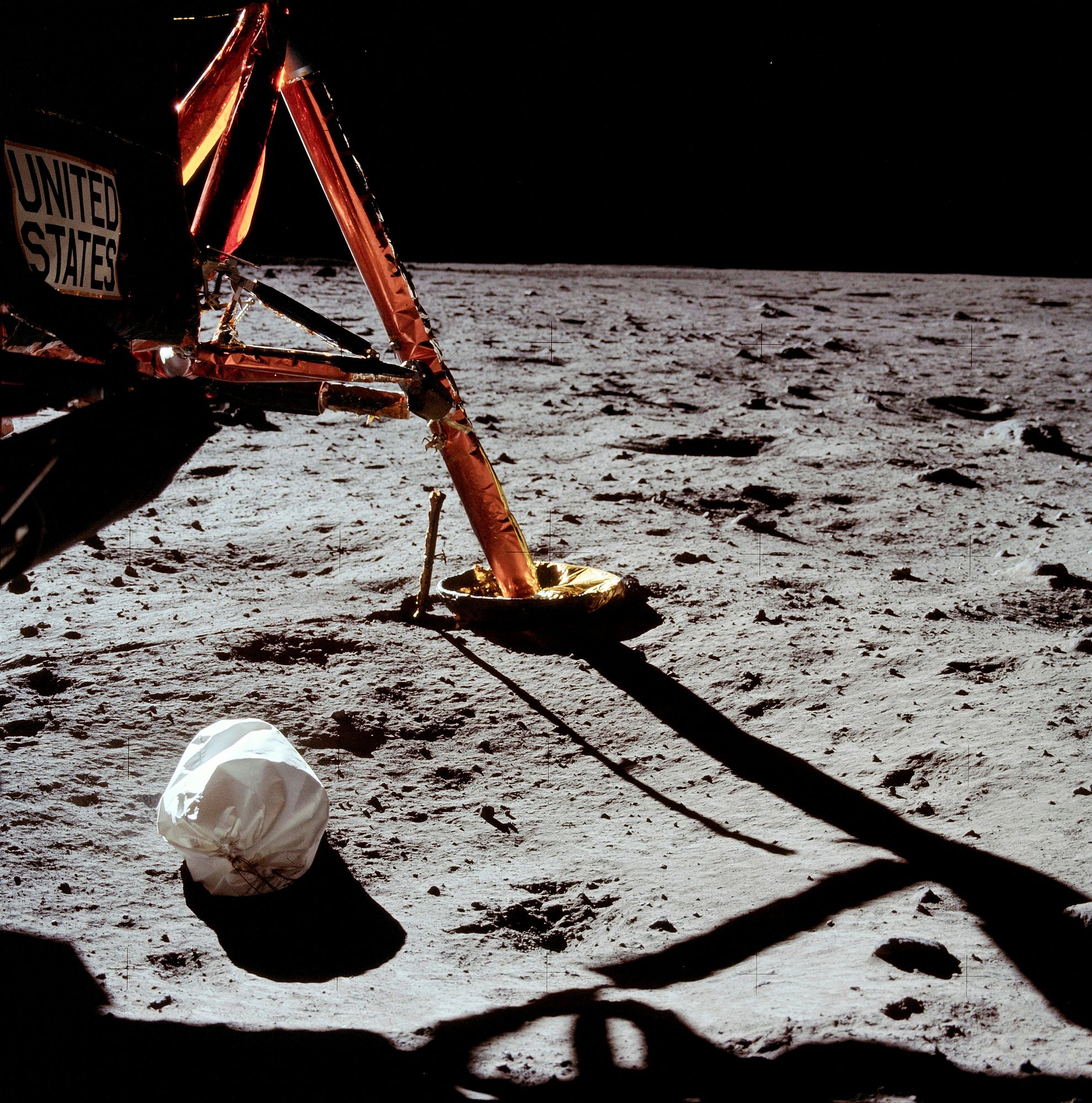 Neil Armstrong otti historiallisen kuvan Kuun pinnalta 21.7.1969. Siinä näkyy myös historiallinen pissa- ja kakkapussi. © NASA / AOP