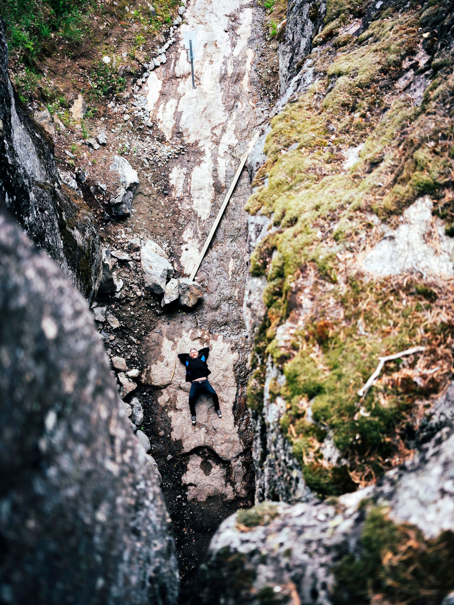 Kun luolan suuaukolle johtavalla kalliolla pani pitkäkseen, toimittajasta tuntui hetken kuin maaemon kohdussa lepäisi. © Sampo Korhonen