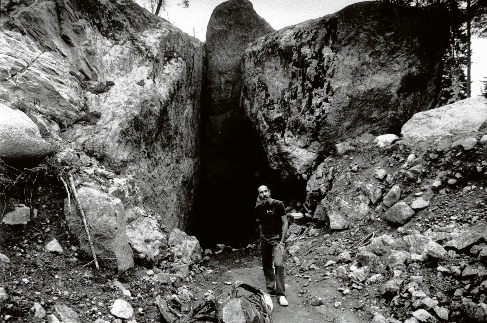 Ior Bock innoitti tarinoillaan 1980-luvulla joukon kaivajia ja jopa rahoittajia Lemminkäisen temppeliksi nimeämälleen luolalle. © Hannes Heikura / HS / Lehtikuva