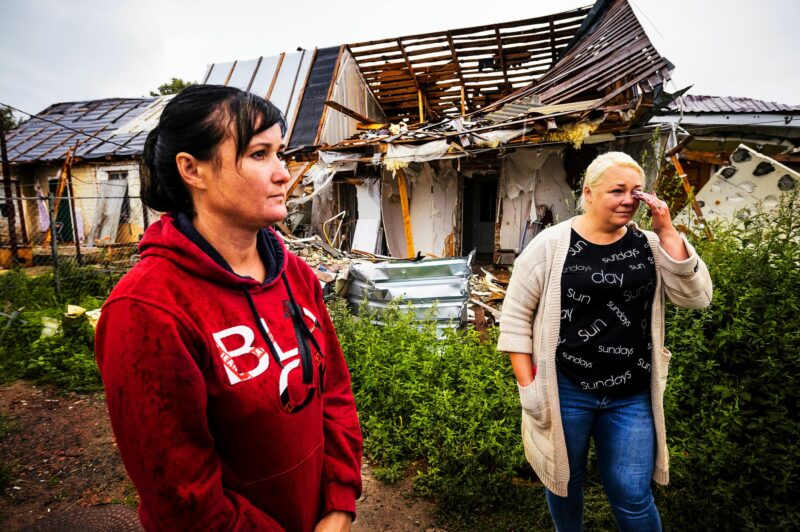Svitlana Osypenkon ja Maryna Hrynkon on ollut mahdotonta ymmärtää pommi-iskua, joka tuhosi heidän kotinsa. ”Elimme aivan tavallista elämää pienellä asuinalueella”, Svitlana sanoo. © Miska Puumala