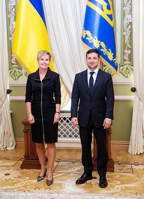 Päivi Laine ja Ukrainan presidentti Volodomyr Zelenskyi heinäkuussa 2019.