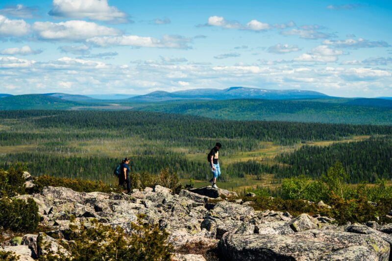 Sallan kansallis­puiston Iso Pyhätunturin huipulta avautuu huikea maisema rajantakaisille Rohmoivan-, Väli- ja Sallatuntureille. © Toni Eskelinen/Metsähallitus