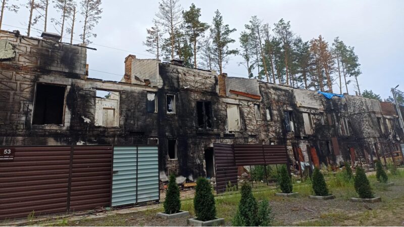 Venäjän hyökkäyssodan tuhot näkyy Pohjois-Ukrainassa. Taloja Hostomelissa.