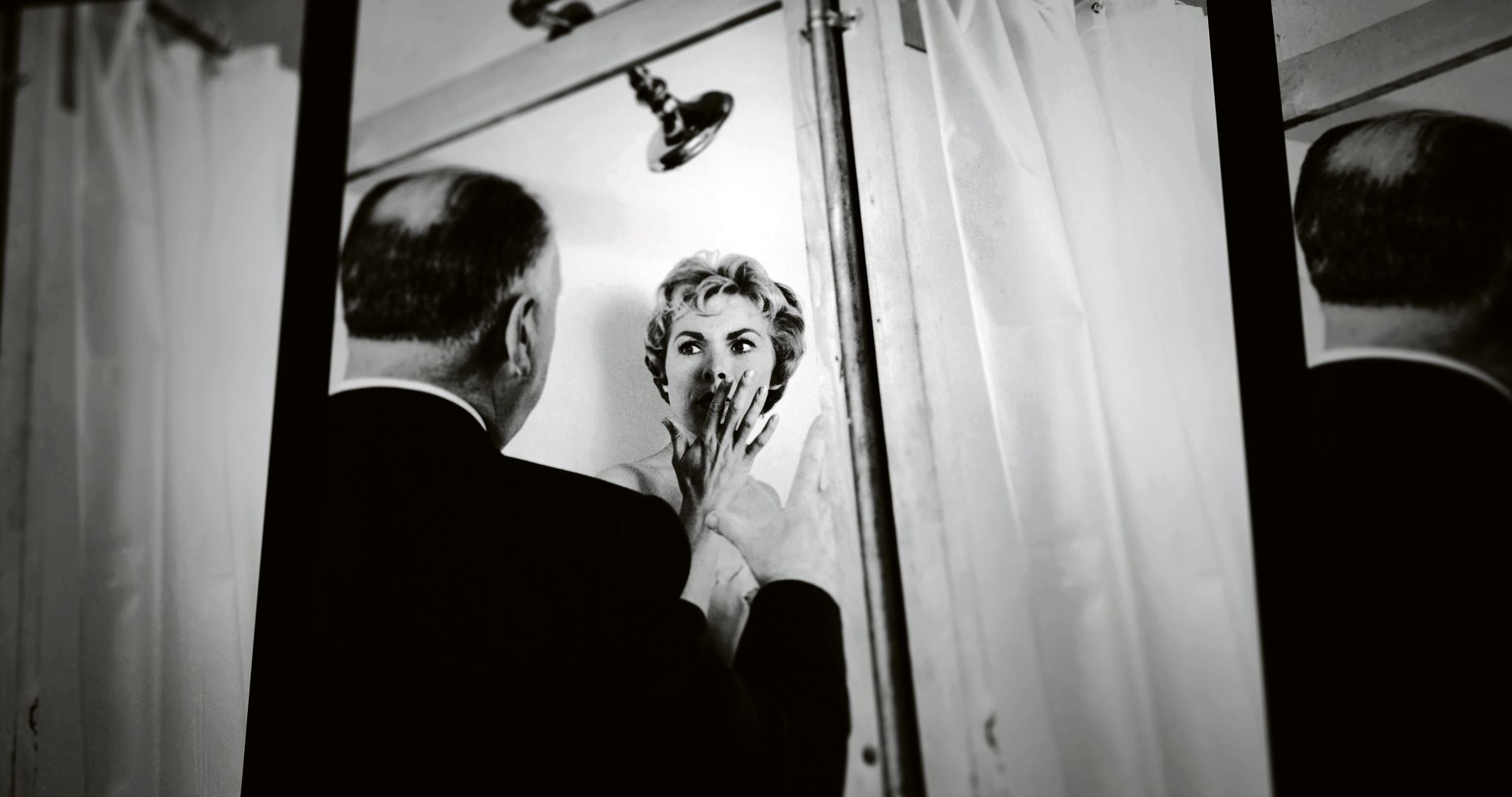 Hitchcock opastaa elokuvassa Psyko suihkumurhan uhria esittänyttä Janet Leigh’iä. Hyytävä kohtaus traumatisoi näyttelijän. © MVPhotos