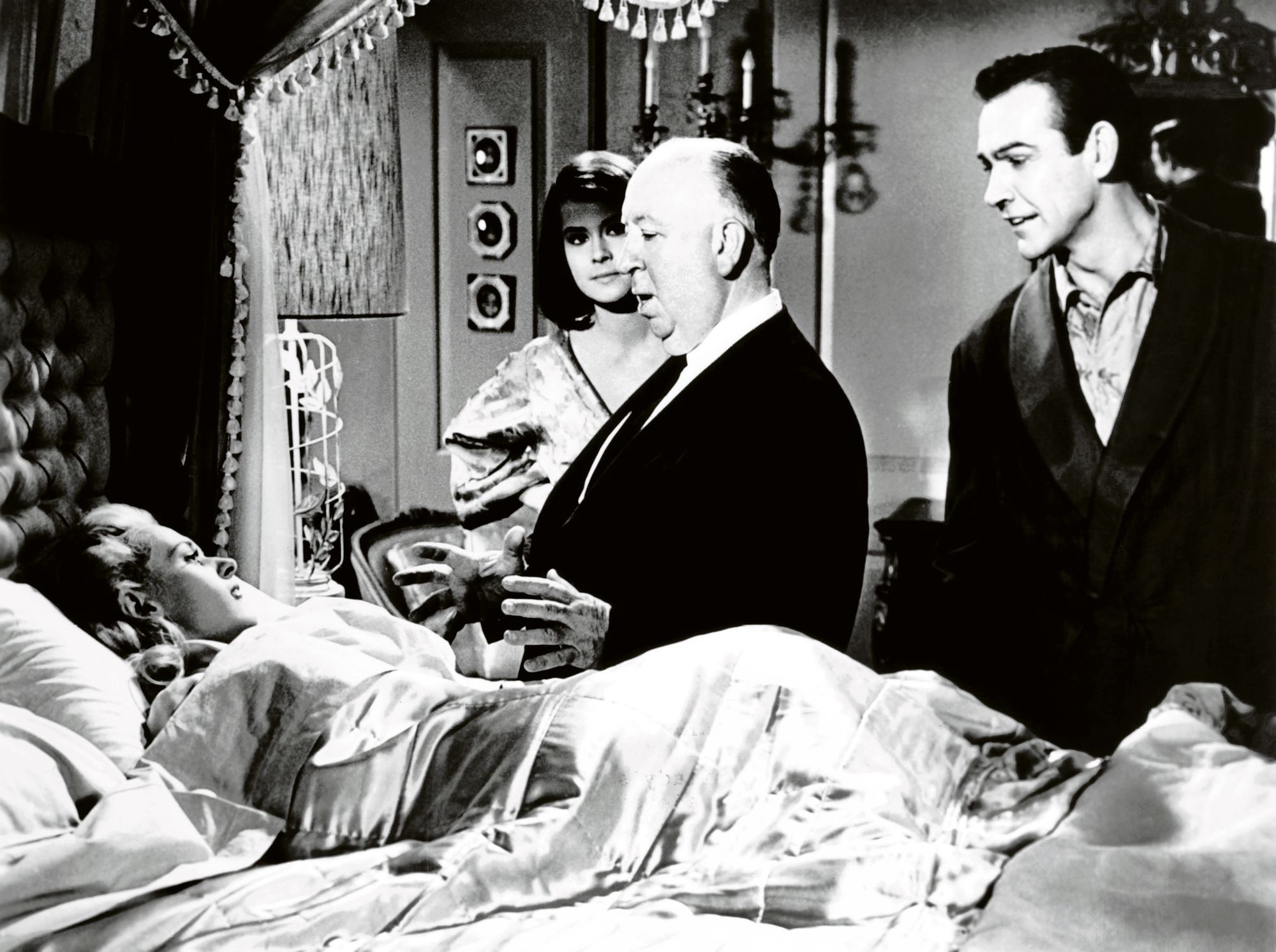 Elokuvan Marnie (1964) tekijäkaartia. Tippi Hedren (vas.), Alfred Hitchcock, Diane Baker ja Sean Connery. © Courtesy Everett Collection