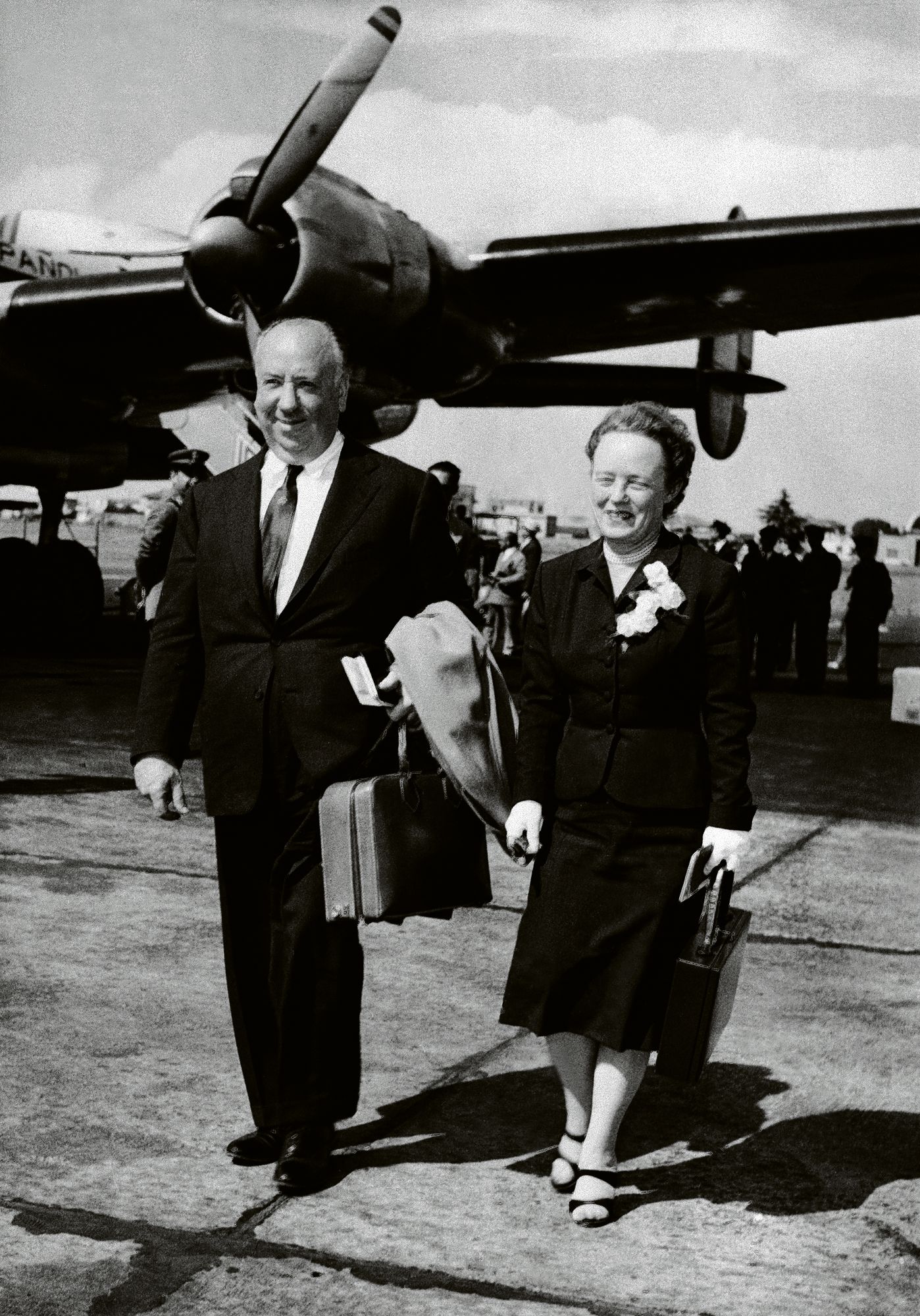 Hitchcock ja hänen vaimonsa Alma Reville saapumassa Roomaan kesäkuussa 1956. Kauhun mestari rakasti matkustamista. © MVPhotos