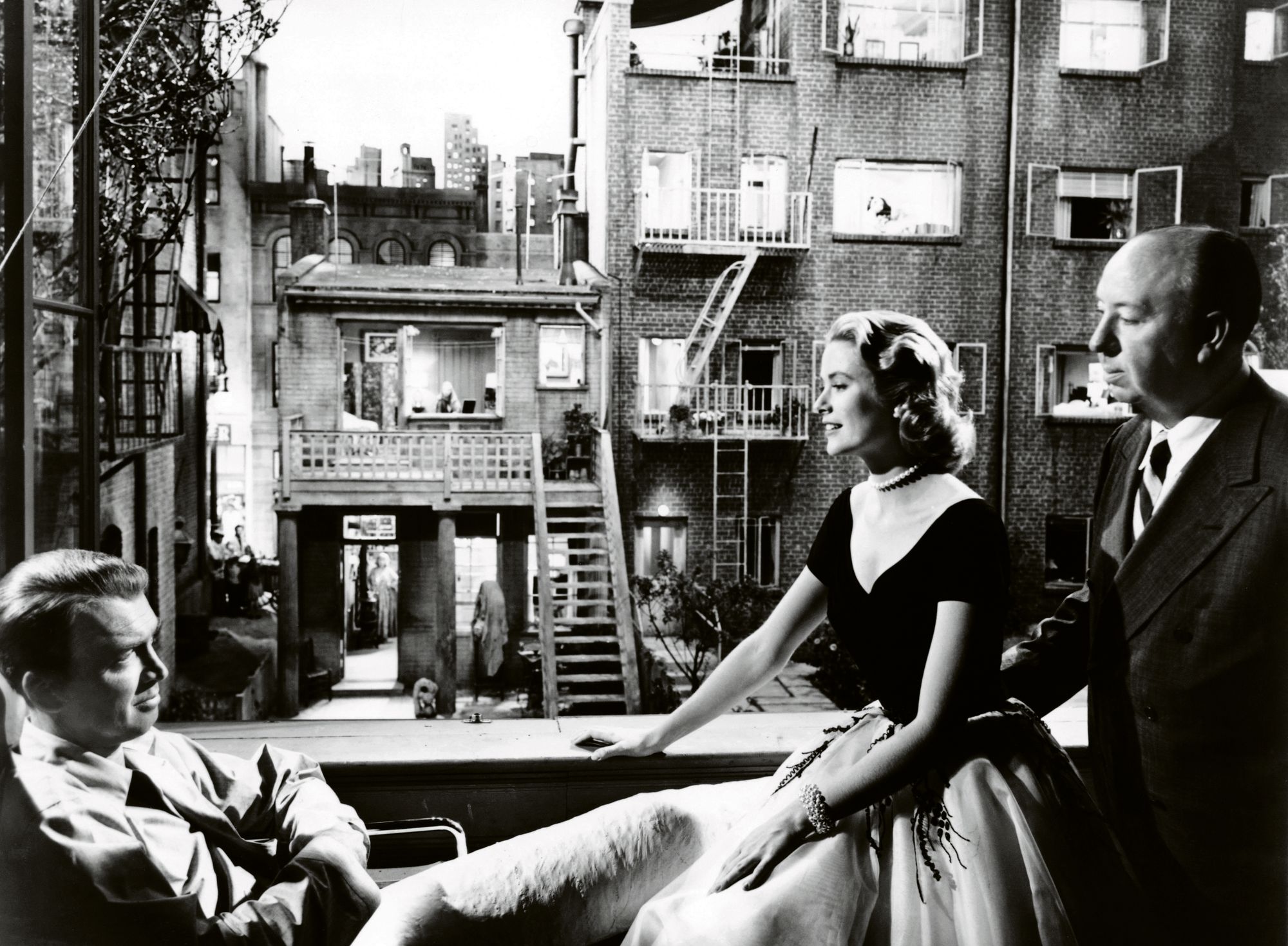 Grace Kelly säihkyi elokuvassa Takaikkuna (1954) vastanäyttelijänään James Stewart. Taustalla häälyy elokuvan isä Alfred Hitchcock. © MVPhotos