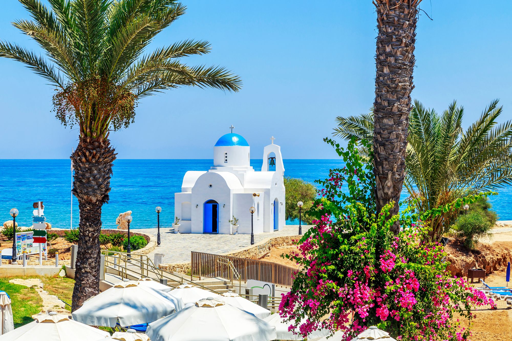 Kyproksella on luostareita ja kirkkoja lähes joka kulman takana. Osa on avoimia ja sisään saa vapaasti mennä, kunhan muistaa käyttäytymis­säännöt. © iStock