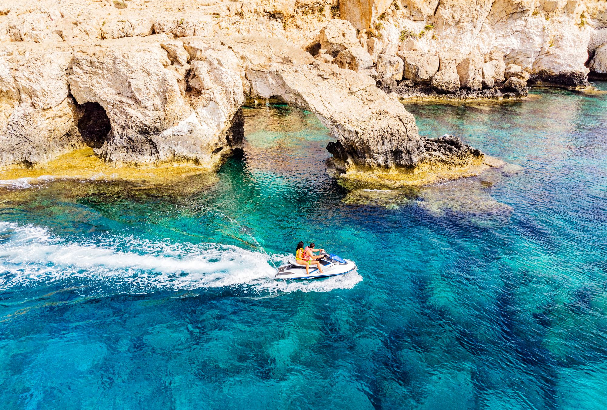 Kypros: Kyprosta ympäröivät vedet ovat puhtaita ja kirkkaita. 56:lle sen rannoista on myönnetty EU:n ympäristö­ystävällisyydestä kertova sininen lippu. © iStock
