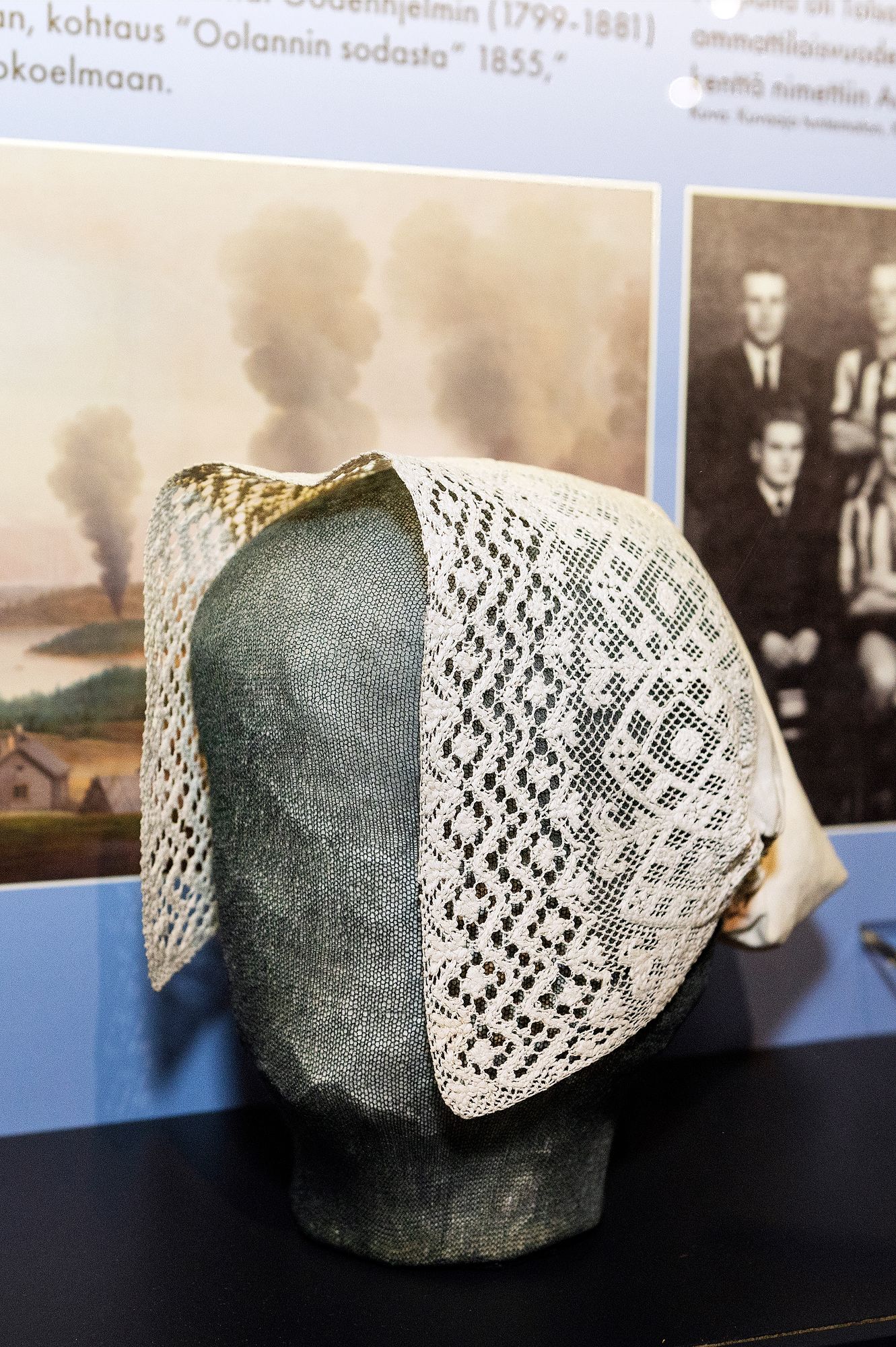 Kymenlaakson museon kokoelmissa oleva verkkopitsistä kudottu päähine eli tanu oli oman aikansa statussymboli. © Linda Varoma