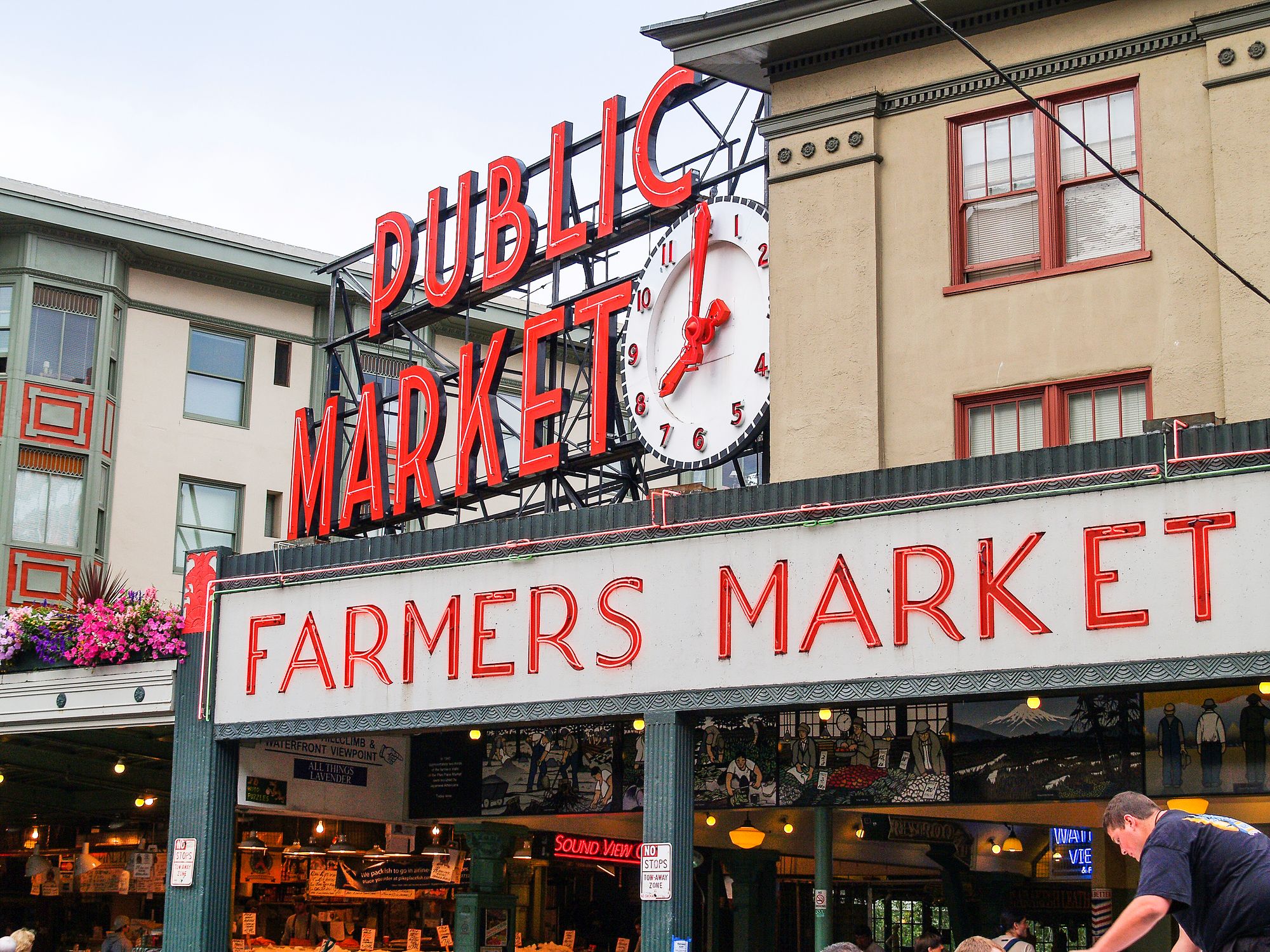 Sokkeloinen Pike Place Market, paikallisten kesken Seattlen sielu, on täynnä ravintoloita, kahviloita, leipomoita ja pikkuputiikkeja. © Brian Scantlebury