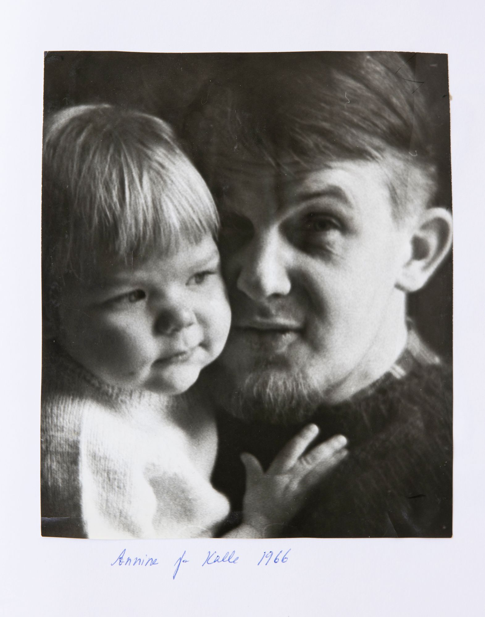 Annina 2-vuotiaana isänsä Kallen sylissä. ”Palloposki”, naurahtaa Annina nyt kuvalleen. © Holmbergin kotialbumi