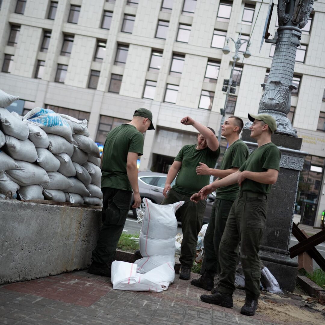 Kiovassa sotilaat täyttävät hiekkasäkkejä.