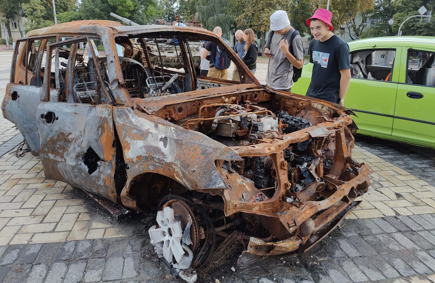 Venäläisten hyökkäyssodassa poltettu auto Kiovassa.