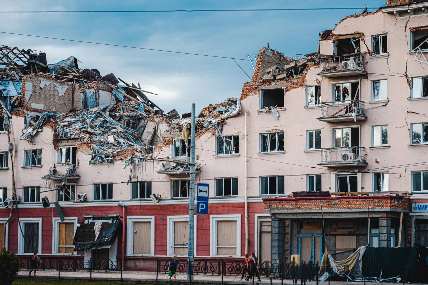 Pommitettu hotelli Pohjois-Ukrainassa.