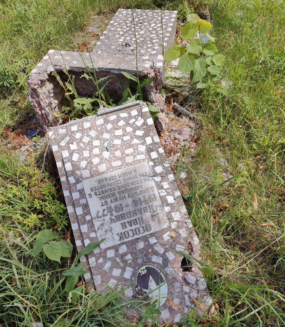 Rikottu hautakivi ukrainalaishautausmaalla