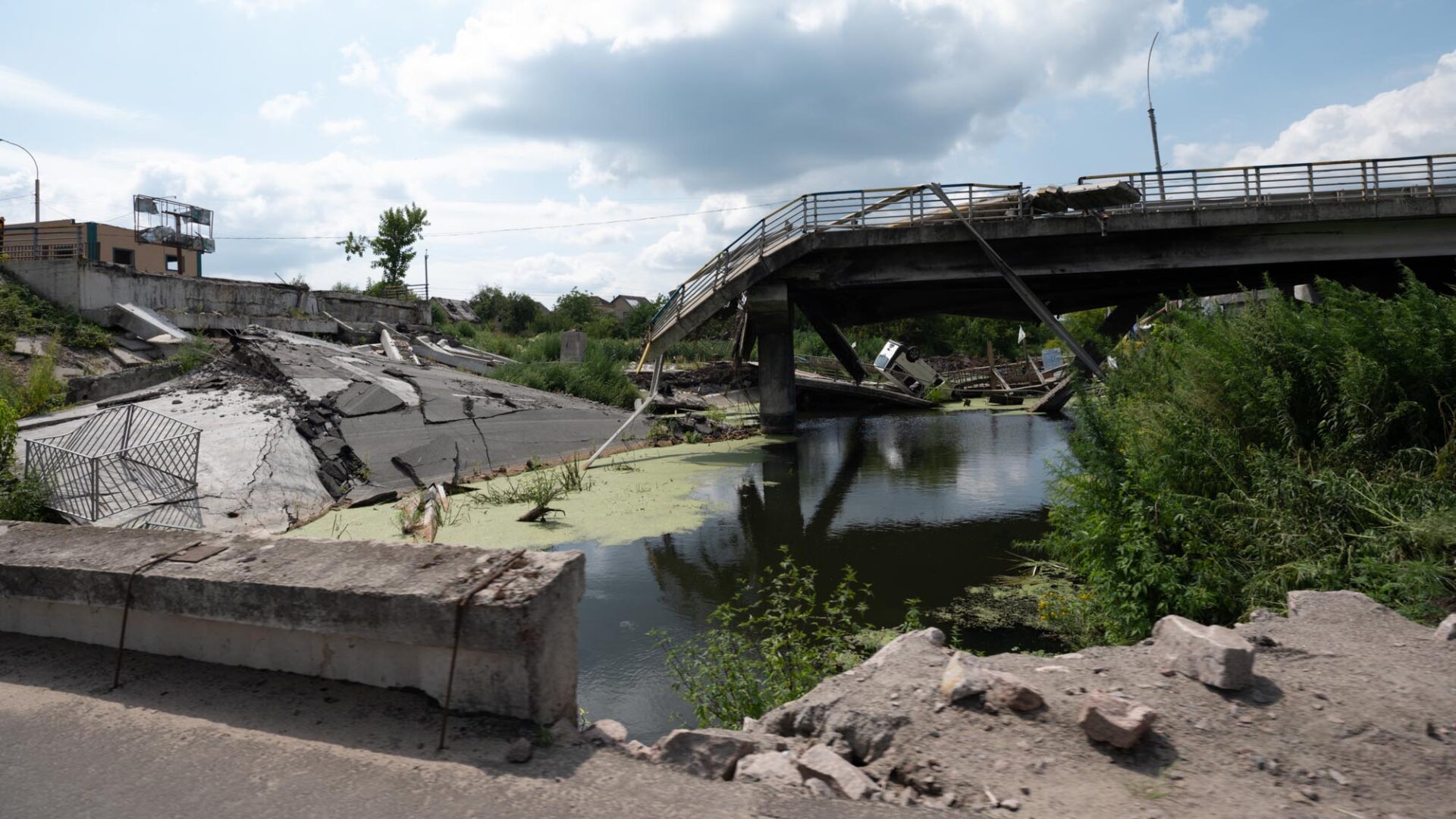 tuhottu silta ukrainassa