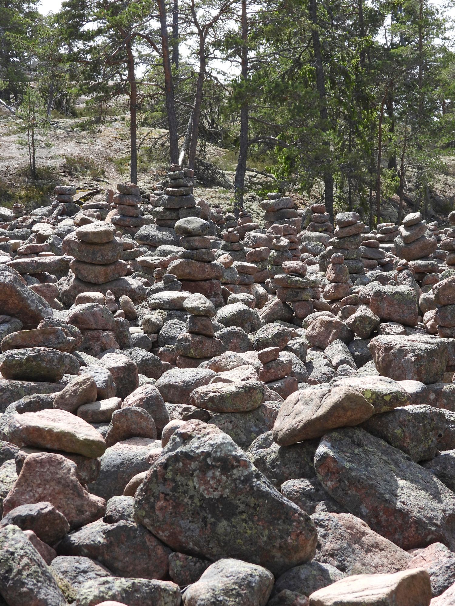Getan vaellusreitin alkupäähän kulkijat ovat pinonneet kivimetsän. © Christian Rönnbacka