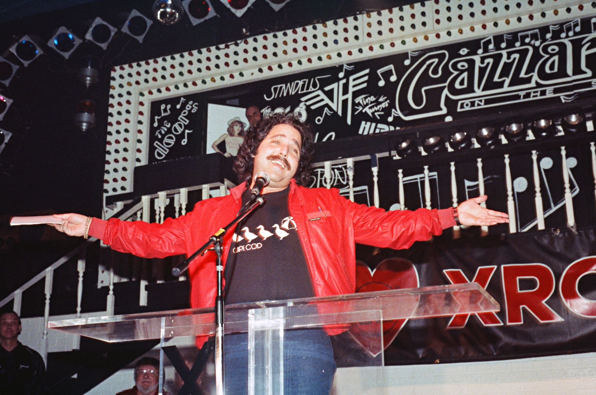 Vuonna 1989 Ron Jeremy juhli aikuisviihdetapahtumassa Hollywoodissa. © Abacus Media Rights Limited / Yle
