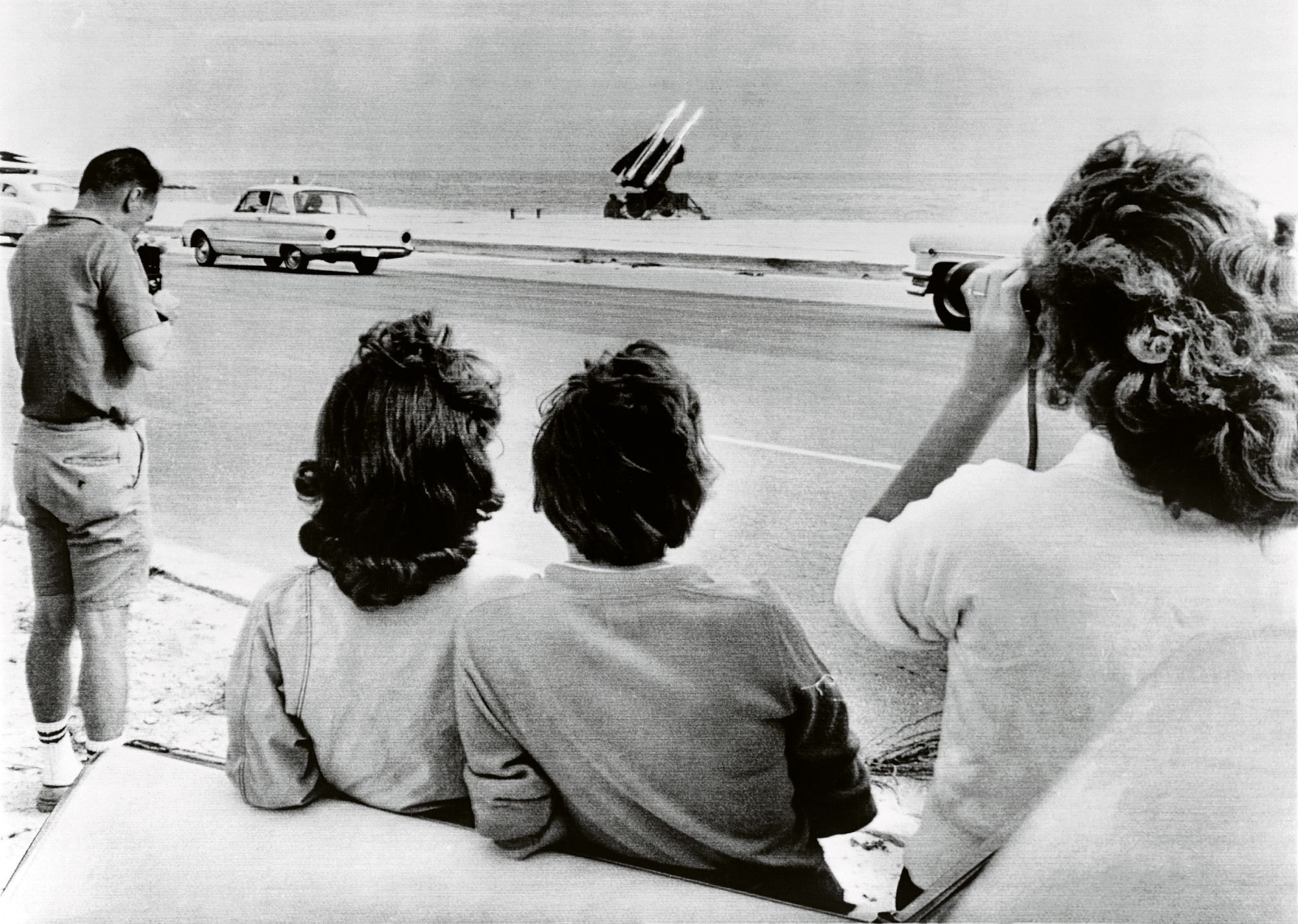 Floridan eteläisimmässä pisteessä Key Westissä ihmiset kävivät lokakuussa 1962 uteliaina katsomassa rannalle tuotuja ilmatorjuntaohjuksia. © Underwood Archives / MVPhotos