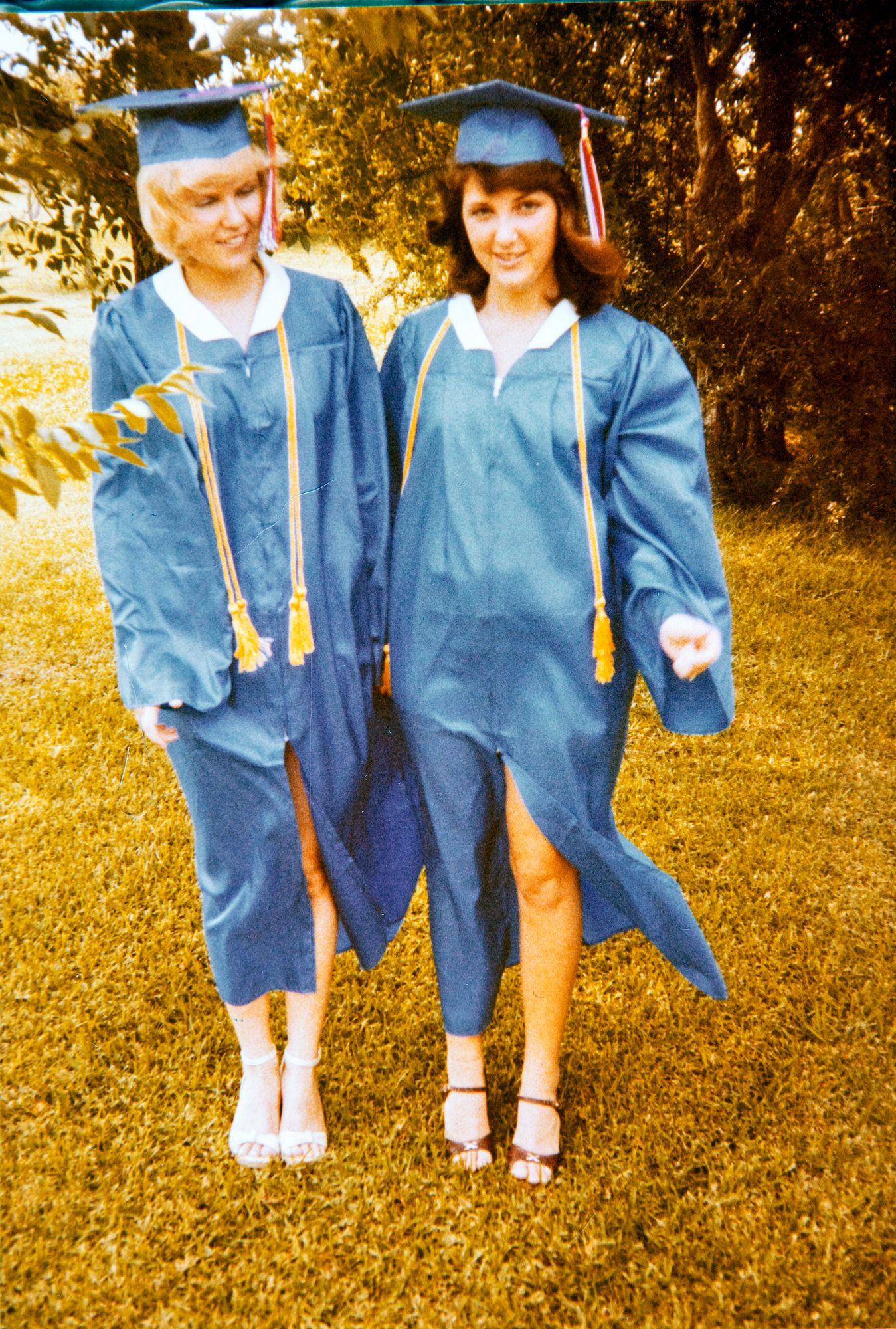 Vaihto-oppilas valmistui high schoolista Texasissa kesäkuussa 1979. Kuvassa oikealla hänen vaihtarisiskonsa. © Outi Papamarcosin kotialbumi