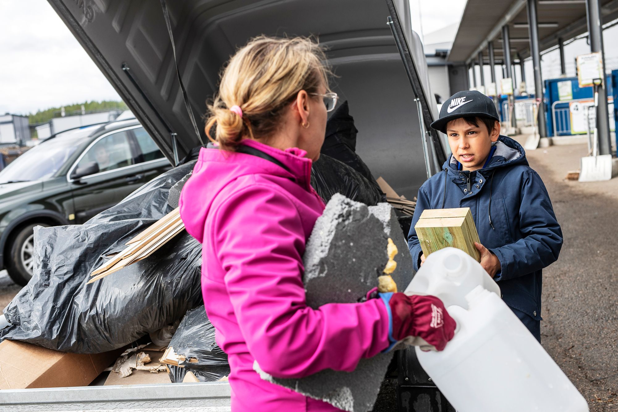 Johanna ja Juhana kierrättävät rakennustyömaalta kertynyttä jätettä. Sitä tulee, vaikka materiaalit on yritetty laskea tarkkaan tarpeen mukana. © Mikko Nikkinen