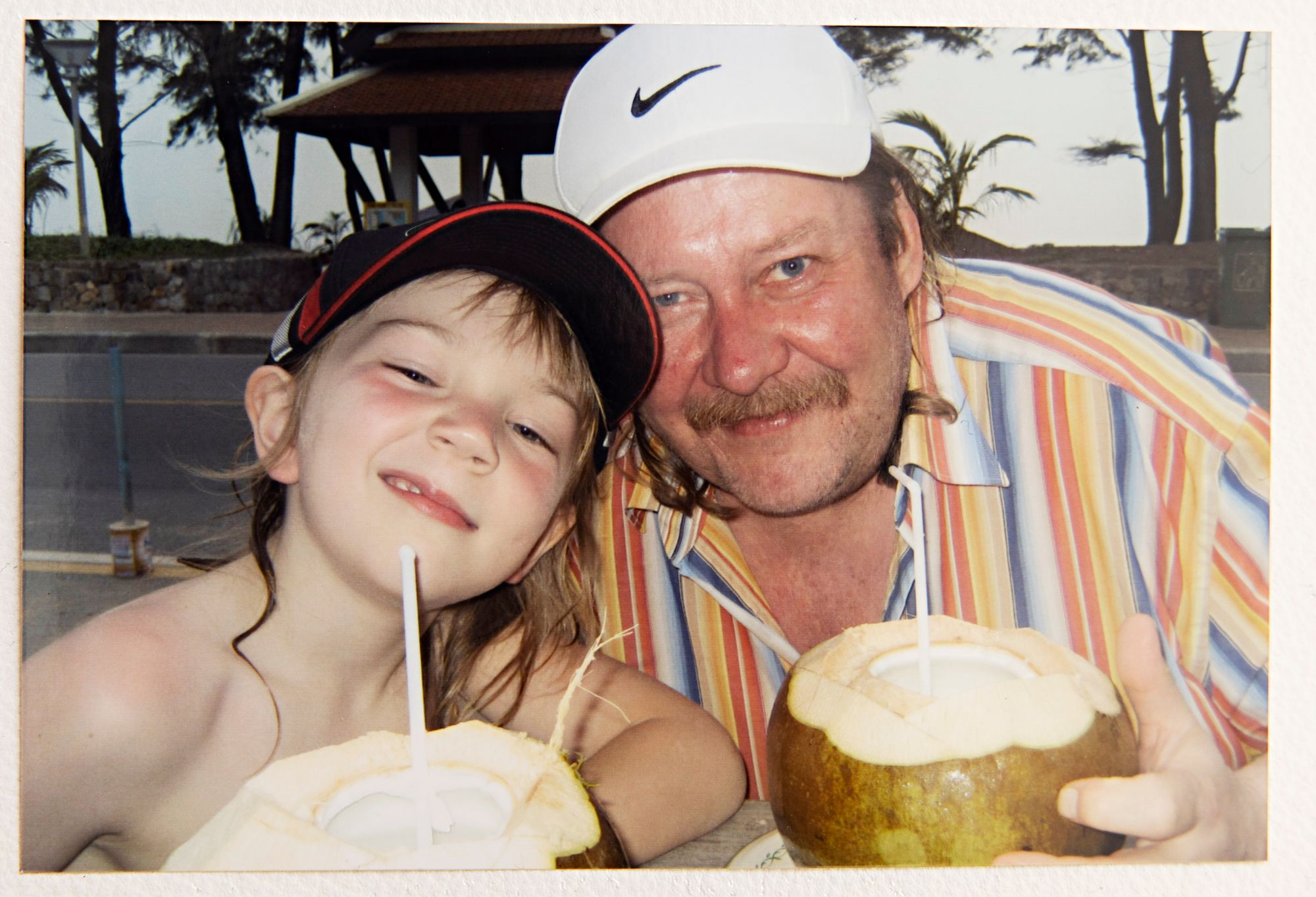 Elias ja Kassu Thaimaan Phuketissa vuonna 2006. ”Isä on parasta matkaseuraa. Hän on tosi sivistynyt ja yleistietoa riittää. Isä on aina matkaoppaana minulle ja äidille.” © Halosen kotialbumi