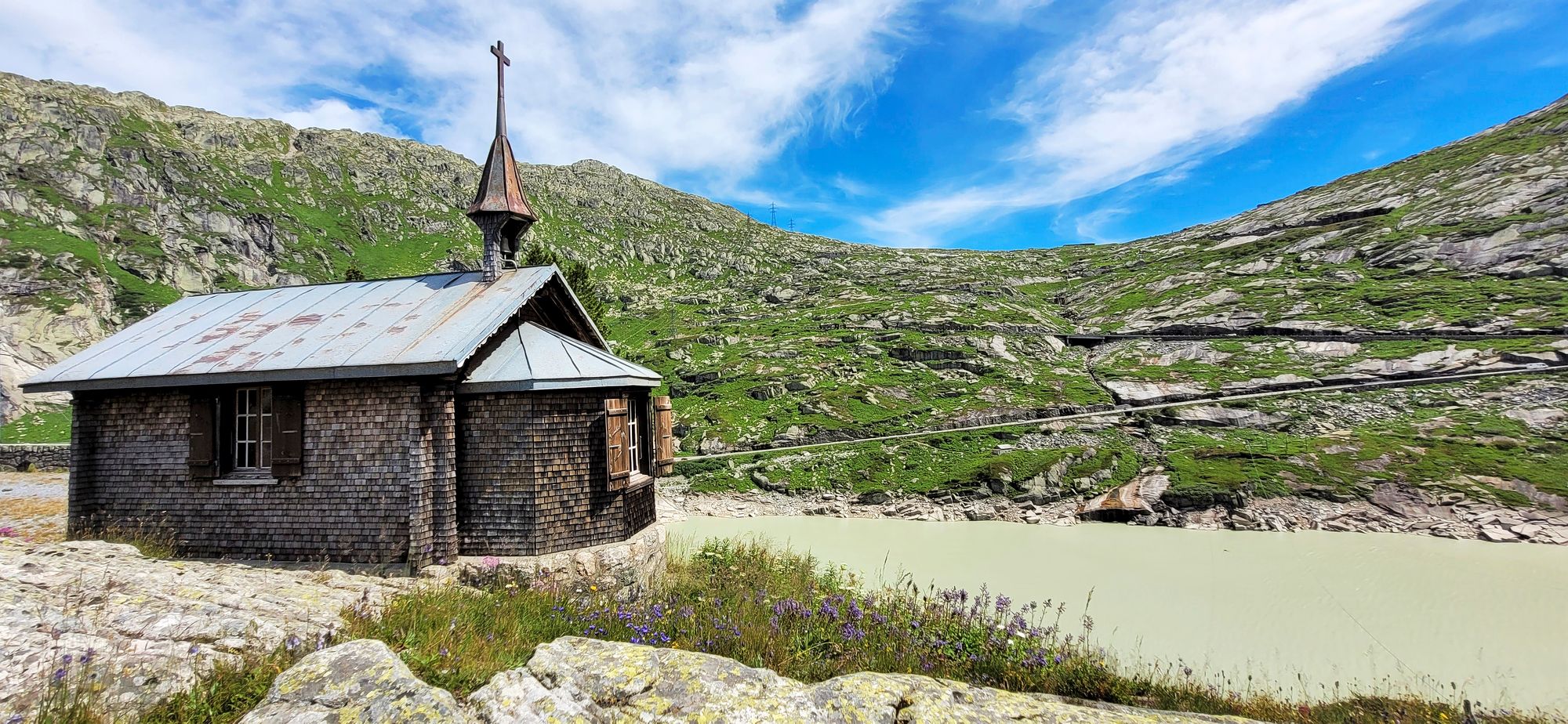 Historiallisen alppihotellin vieresssä paraatipaikalla on pieni kappeli. © Liisa Helve-Sibaja