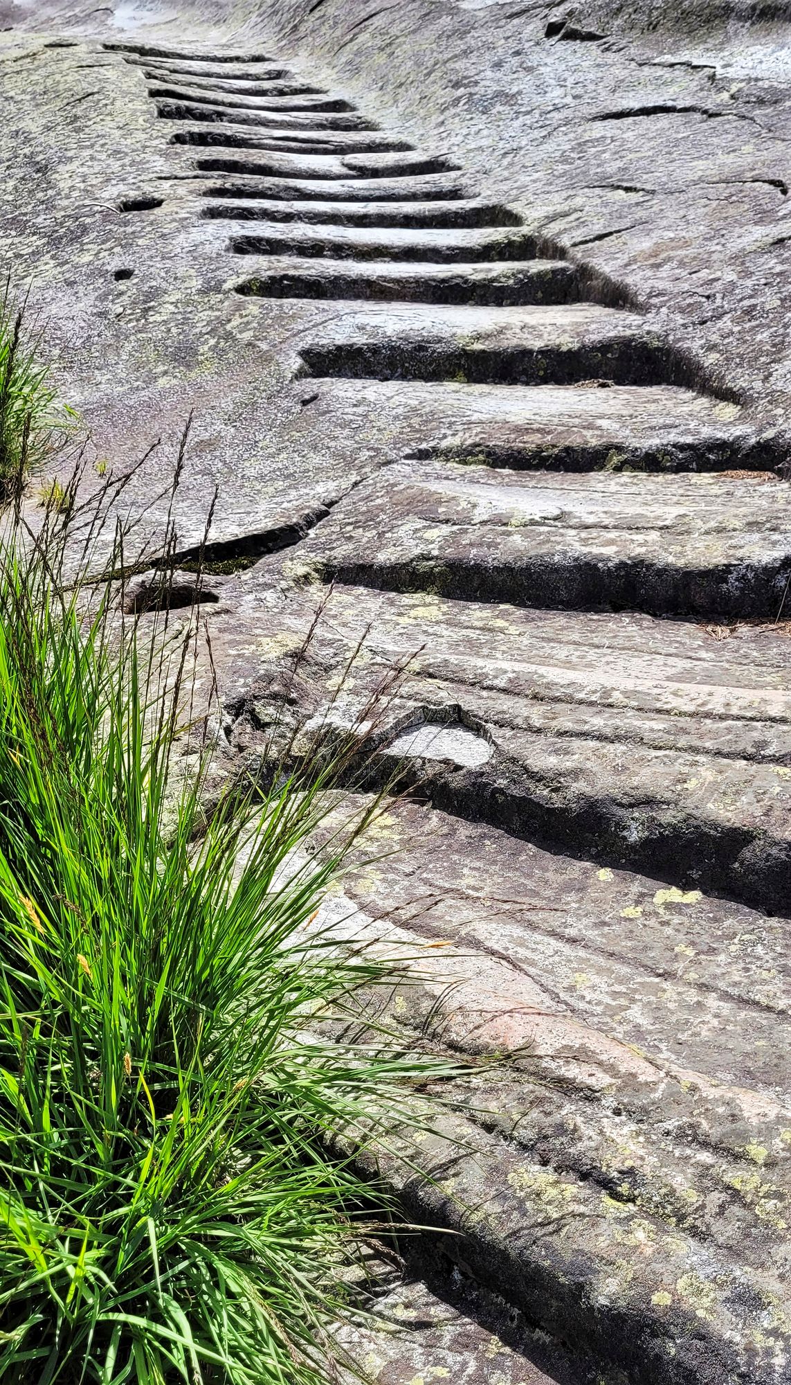 Liukkaaseen ja pyöreään kallioon on kaiverrettu 16 askelmaa. © Liisa Helve-Sibaja