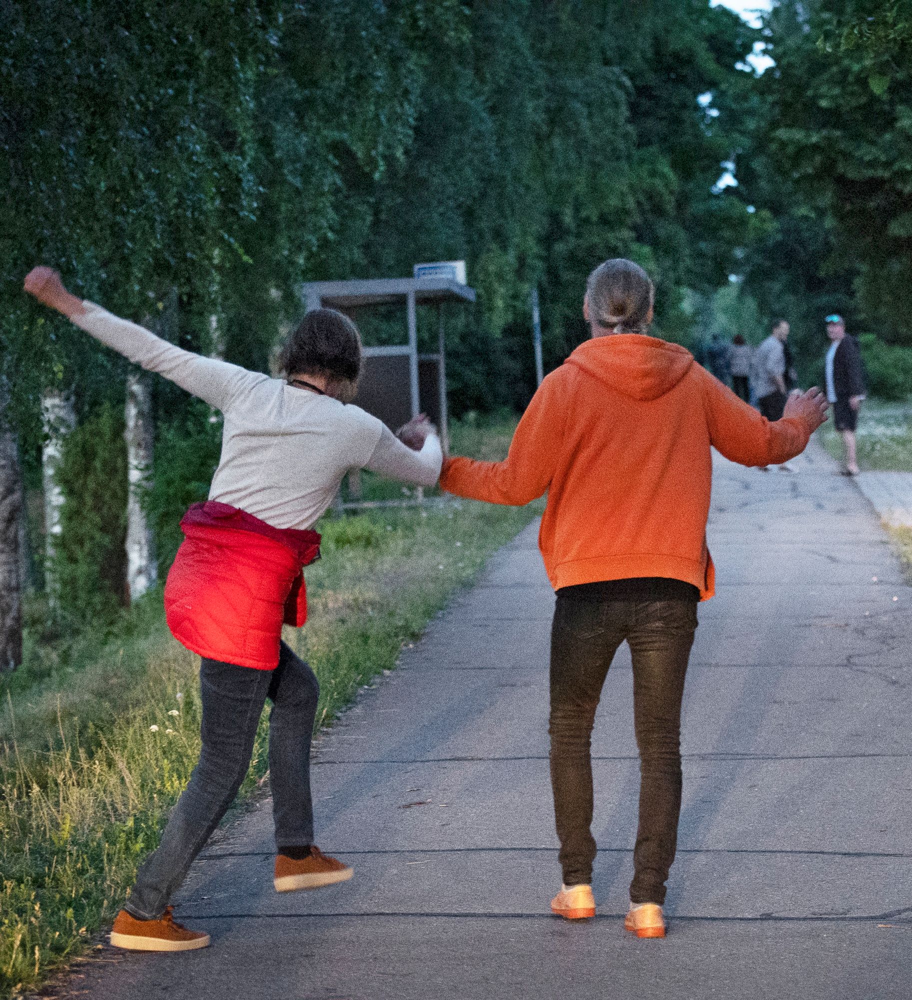 Soitto on jo vaiennut, mutta rytmi on jäänyt vereen. Auli ja Jukka aloittavat kotimatkansa tanssien. © Juha Metso