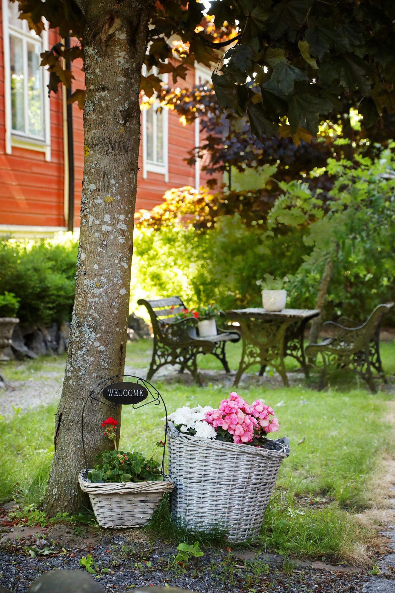 Pihapiiri on kesällä kukoistava keidas. Pihalta voi halutessaan löytää oman, rauhallisen sopen istuskeluun. © Mikko Kaaresmaa