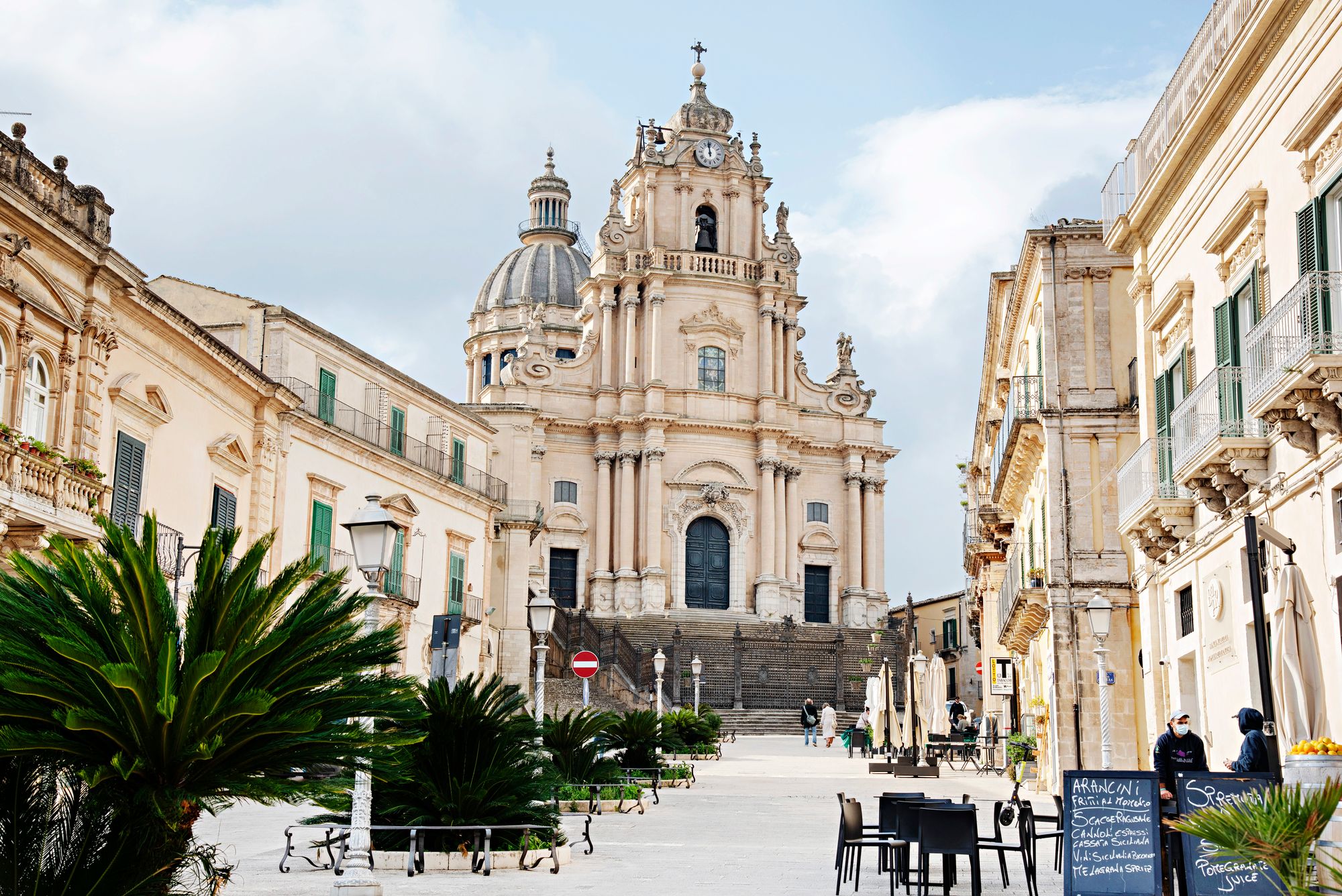 Vaikka sarjan paikat ovat kuvitteellisia, ne on sijoitettu todellisiin maisemiin. Ragusan uhkea barokkikaupunki katedraaleineen on mukana monessa kohtauksessa. © Susa Junnola