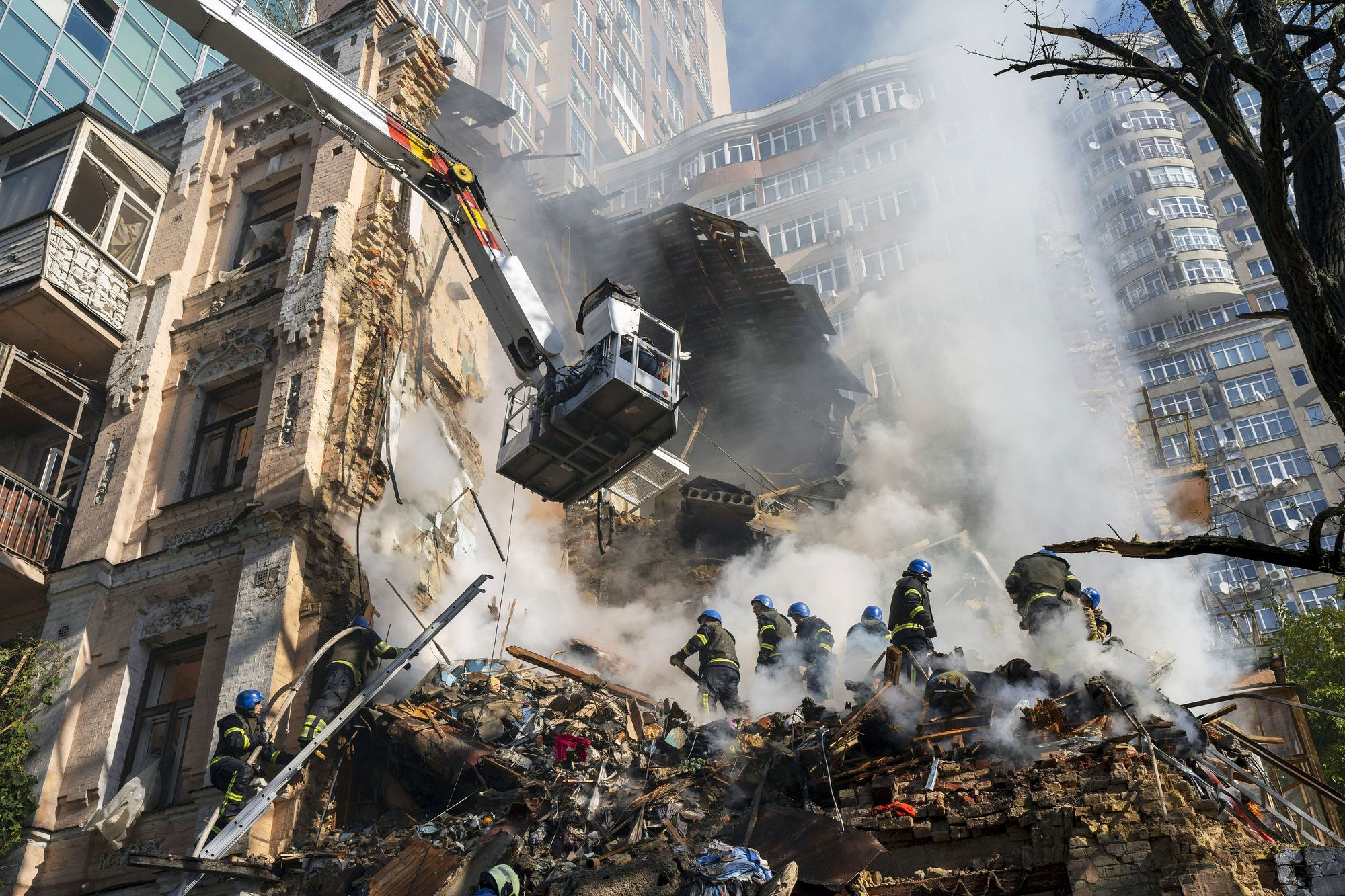 Venäjä iski ”kamikaze-lennokeilla” Ukrainan pääkaupunkiin Kiovaan 17.10.2022. Useat asuinrakennukset tuhoutuivat ja ainakin neljä ihmistä kuoli. Venäjä iskee nyt siviilikohteisiin Ukrainassa, kun se ei pärjää taistelukentillä. Ukraina on tehnyt onnistuneita vastahyök­käyksiä miehittäjää vastaan. © AP / Lehtikuva