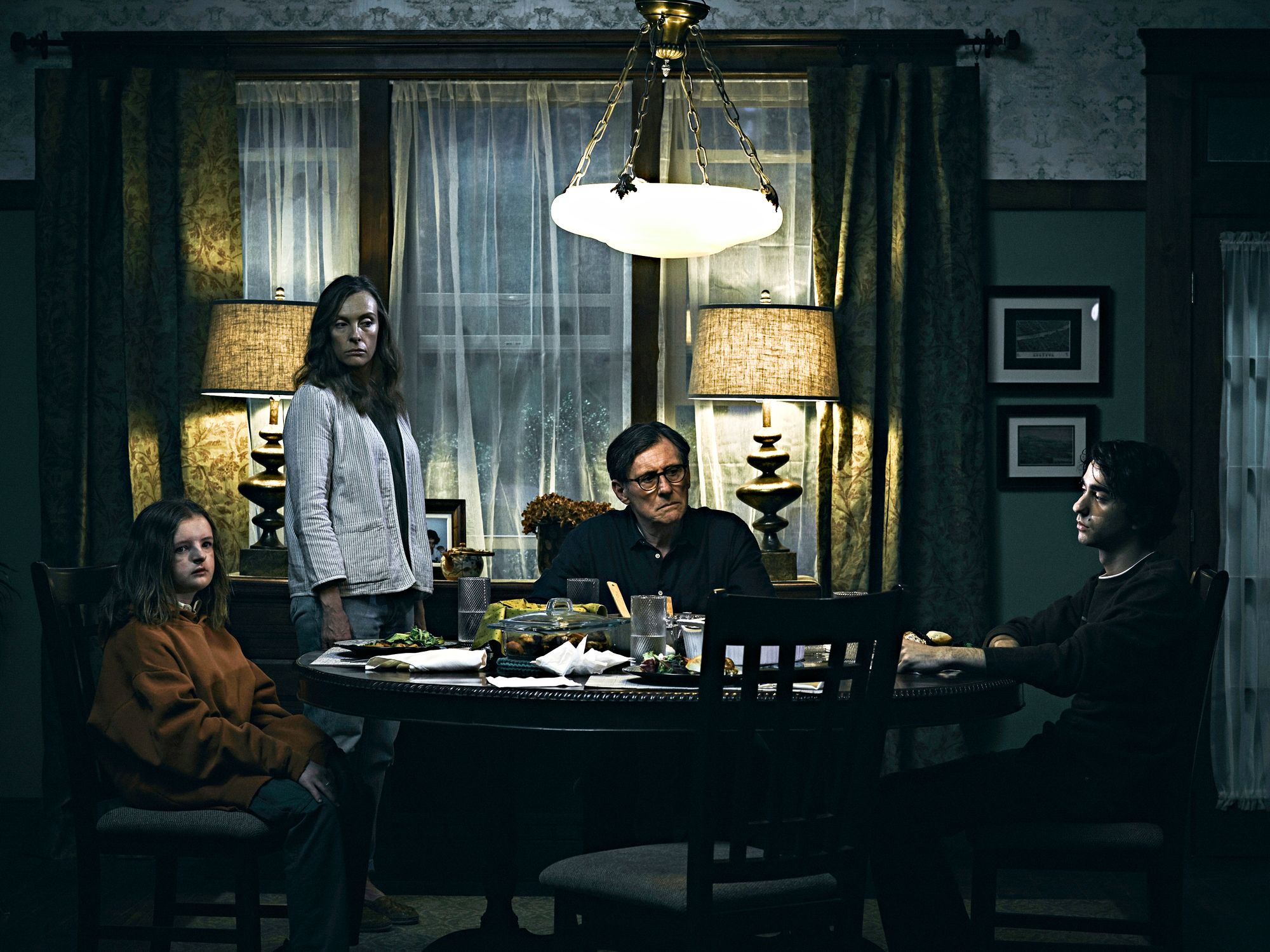 Milly Shapiro, Toni Collette, Gabriel Byrne ja Alex Wolff näyttelevät perheenjäseniä, jotka kohtaavat järkyttävän tragedian.