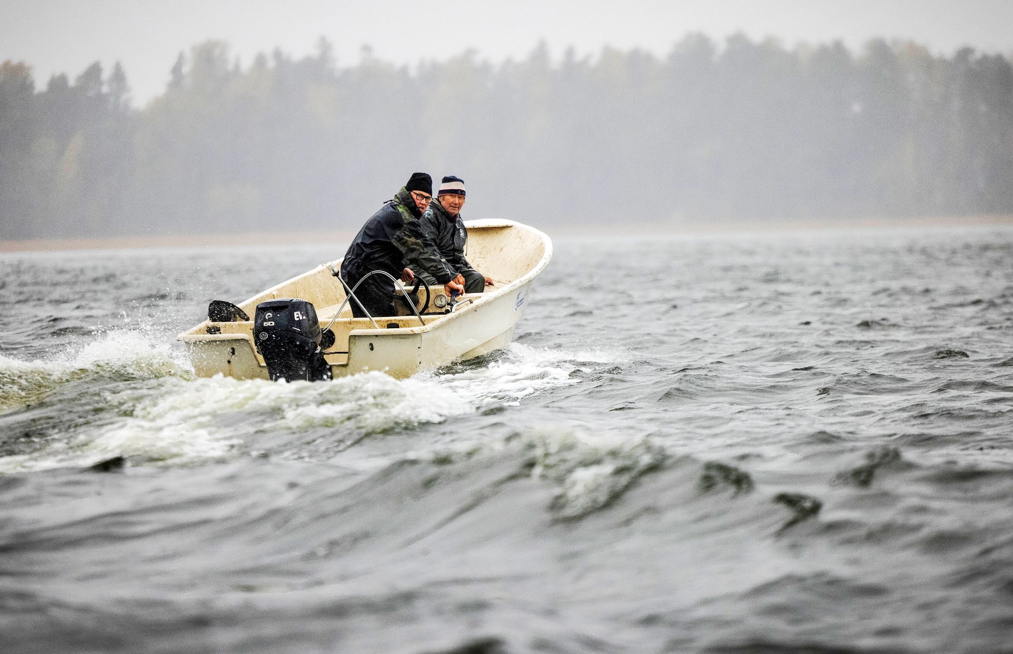 Hannu Langin ja Ben Henrikssonin vene halkoo Ahvenkosken aaltoja matkalla kokemaan nahkiaisrysää. © Juha Metso