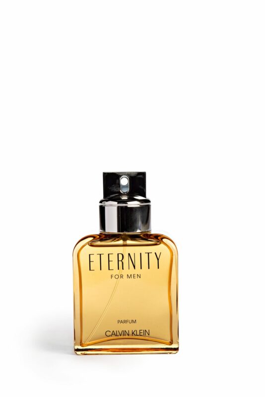 Tuoksu miehelle vaikkapa isänpäivälahjaksi. Alkuperäinen Calvin Klein Eternity for men -tuoksu on saanut uutta rohkeaa twistiä mm. rommiuutteesta. 50 ml 67,90 €. <span class="typography__copyright">© Tommi Tuomi</span>