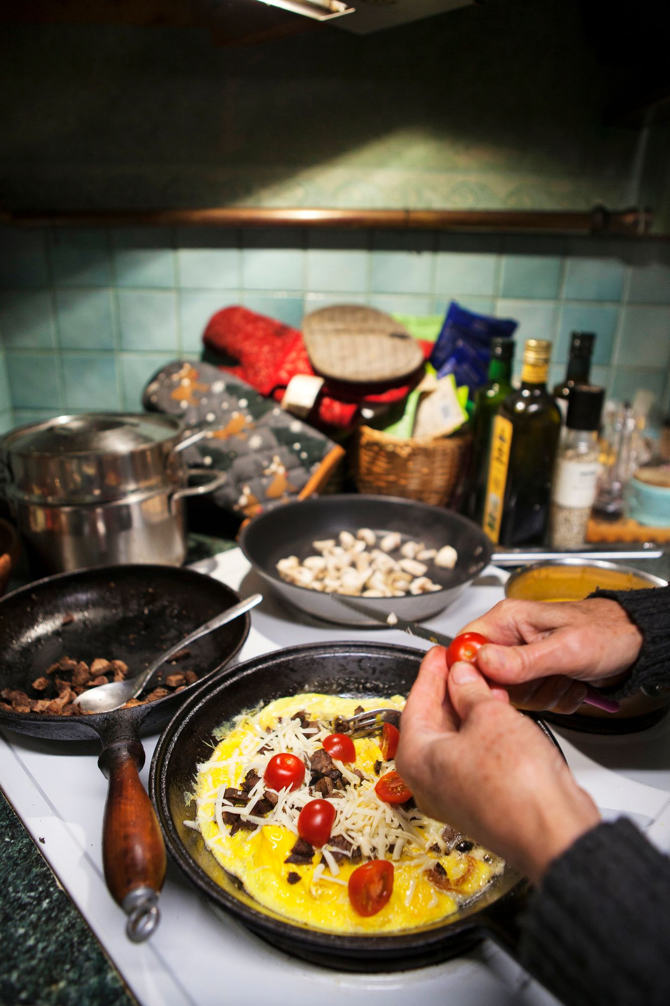 Ann Mattson on kätevä käsistään myös keittiössä. Munakas valmistuu oman kanalan munista. © Sini-Marja Niska