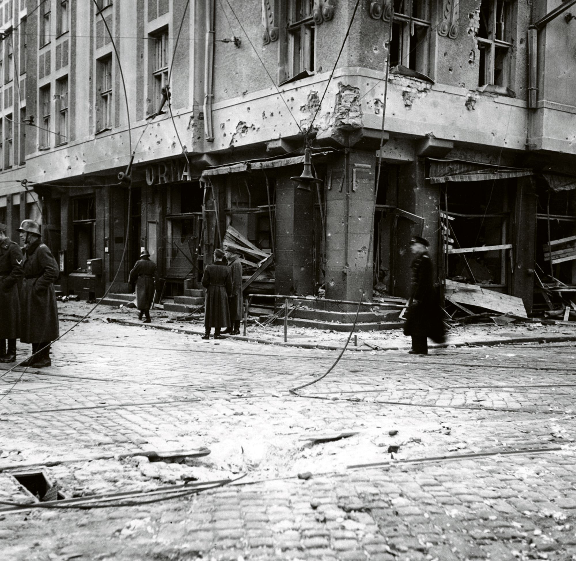 Ison Roobertin­kadun ja Yrjönkadun kulmatalo sai marraskuun pommituksessa lukuisia vaurioita. © SA-kuva