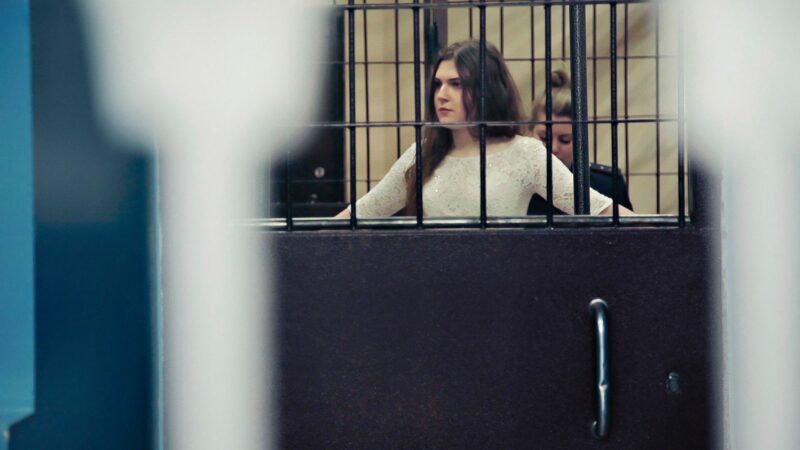 Aktivistinuori Anna Pavlikova huokuteltiin ansaan. Oikeudessa hän joutuu vastaamaan terrorismisyytteisiin. © IV Films / Yle
