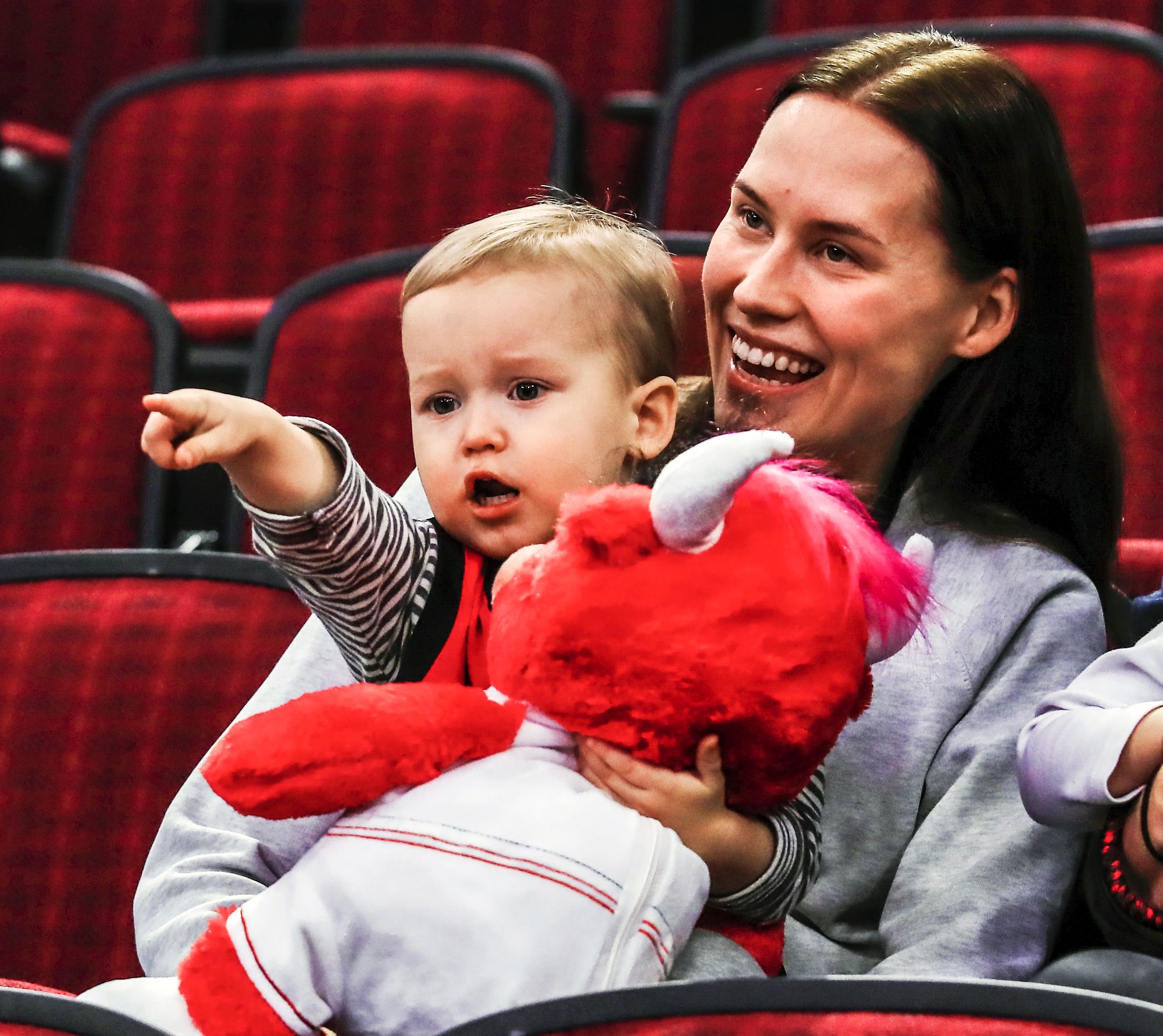 Vaimo Verna Aho ja poika Alvar kannustivat Lauria, kun tämä pelasi Chicago Bullsin riveissä Los Angeles Lakersia vastaan marraskuussa 2019. © AOP